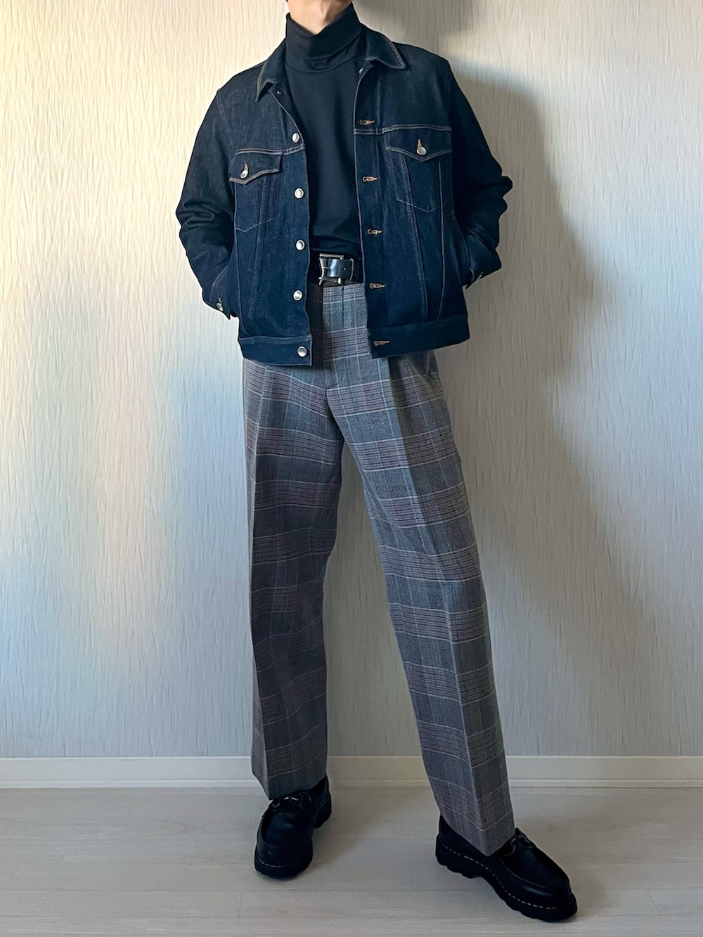 ブルー系のデニムジャケット、ブラック系のTシャツ/カットソー、グレー系のスラックスを着用したメンズの秋コーディネートの2枚目の写真