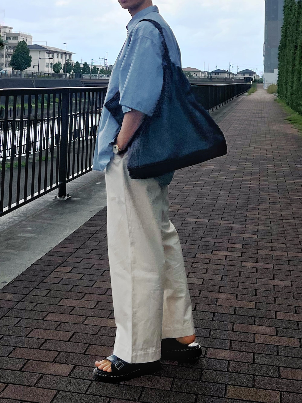 ブラック系のTシャツ/カットソー、ホワイト系のその他パンツ、ブラック系のサンダルを着用したメンズの夏コーディネートの2枚目の写真