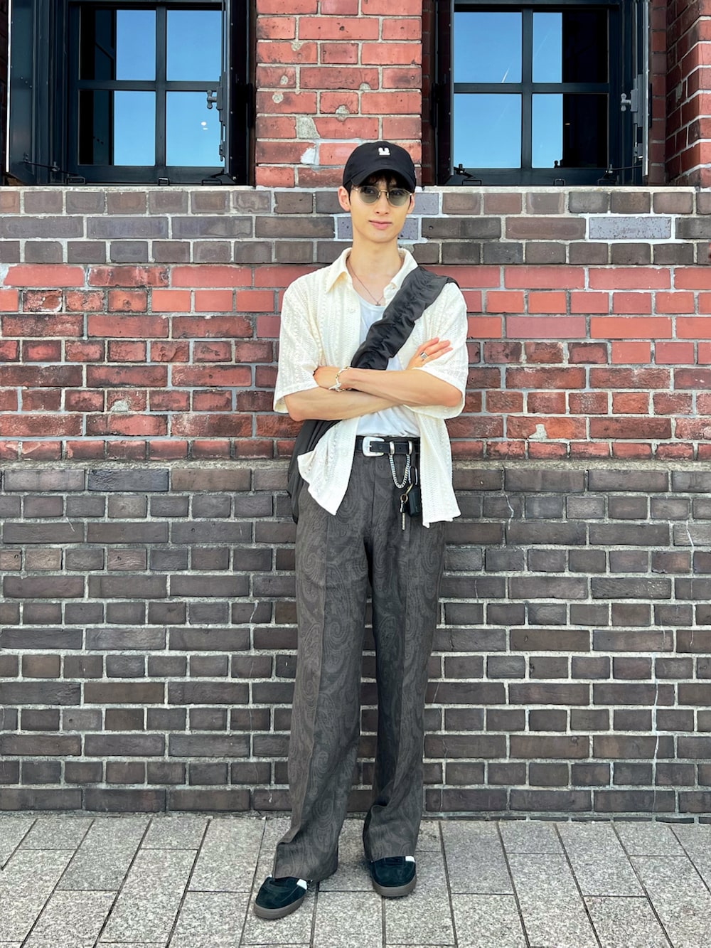 ホワイト系のシャツ/ブラウス、ホワイト系のタンクトップ、グリーン系のスラックスを着用したメンズの夏コーディネートの2枚目の写真