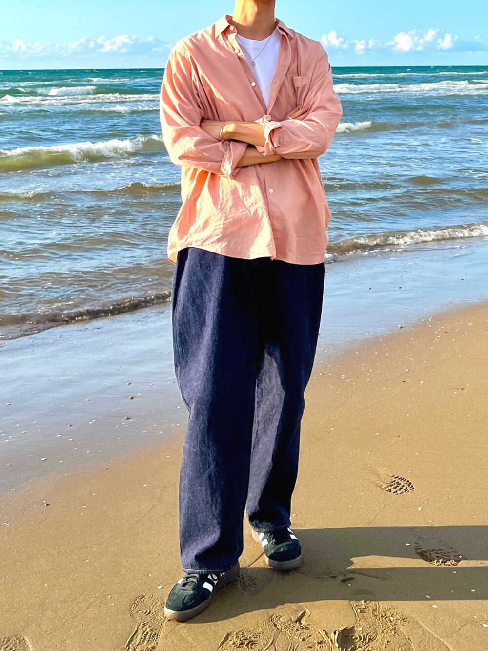 ピンク系のシャツ/ブラウス、ホワイト系のTシャツ/カットソー、ブルー系のデニムパンツを着用したメンズの秋コーディネートの2枚目の写真