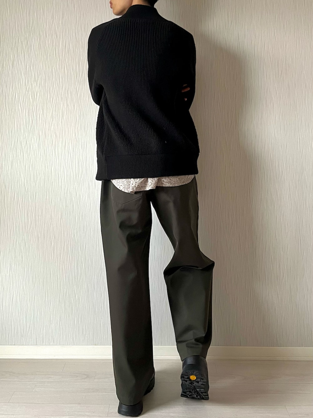 ブラック系のニット/セーター、ホワイト系のシャツ/ブラウス、グリーン系のカーゴパンツを着用したメンズの秋コーディネートの3枚目の写真