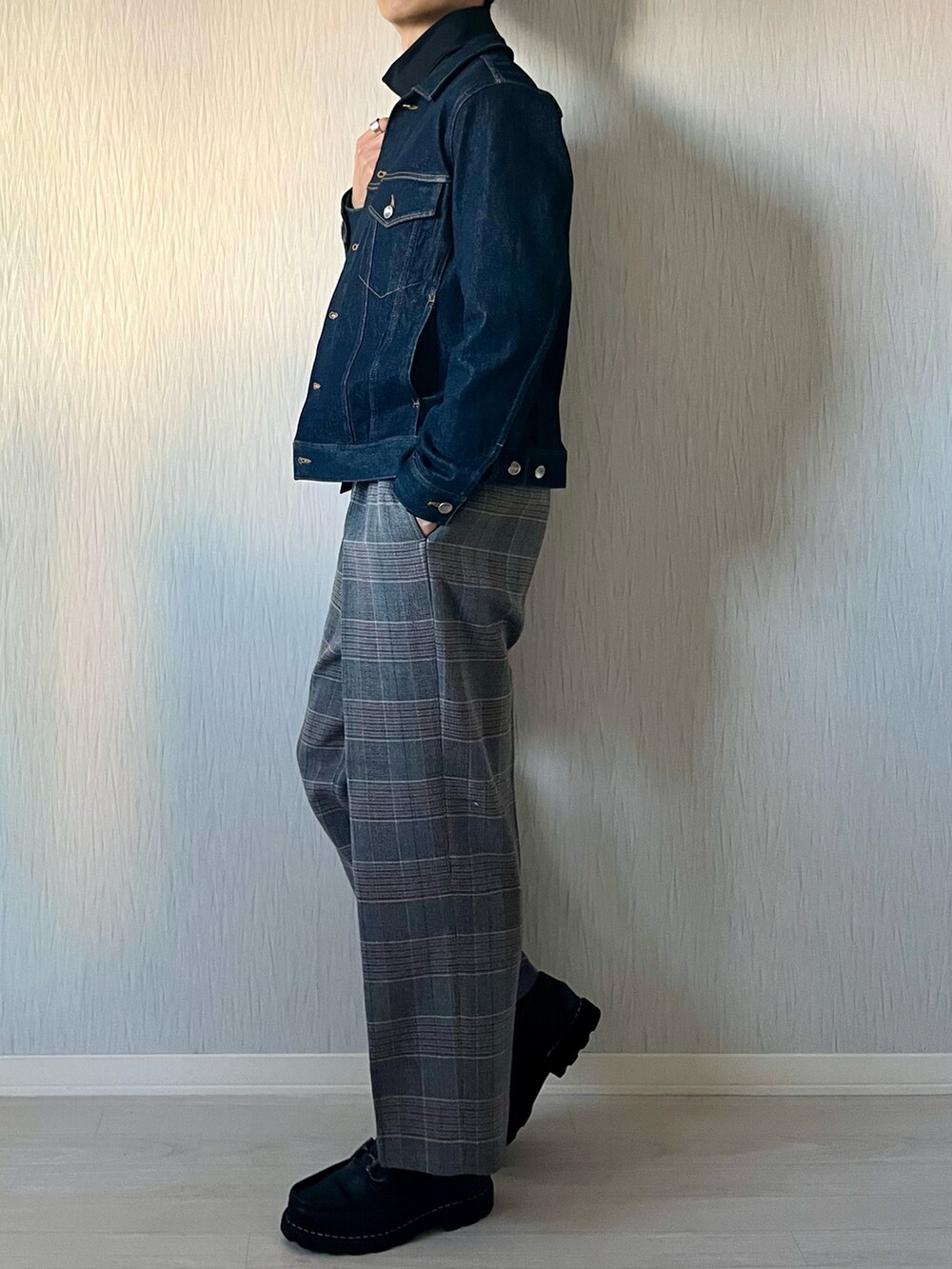 ブルー系のデニムジャケット、ブラック系のTシャツ/カットソー、グレー系のスラックスを着用したメンズの秋コーディネートの3枚目の写真