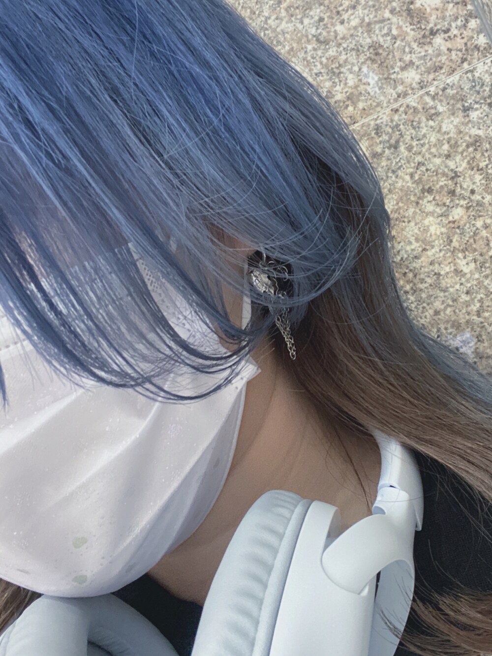 ベージュ系のシャツ/ブラウス、その他のTシャツ/カットソー、グレー系のデニムスカートを着用したレディースの春コーディネートの2枚目の写真