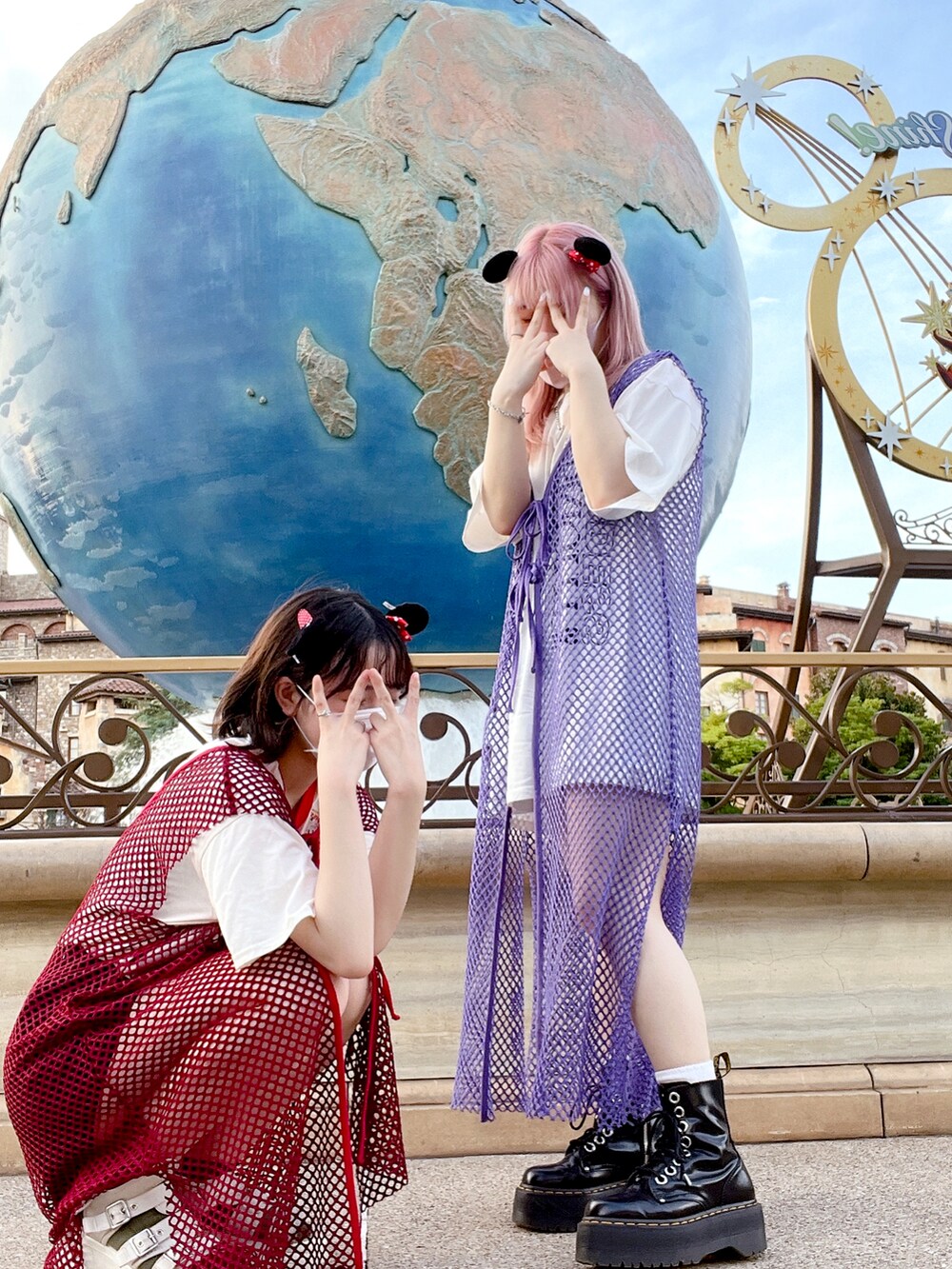 パープル系のワンピース/ドレス、ホワイト系のTシャツ/カットソー、ブラック系のブーツを着用したレディースの夏コーディネートの2枚目の写真