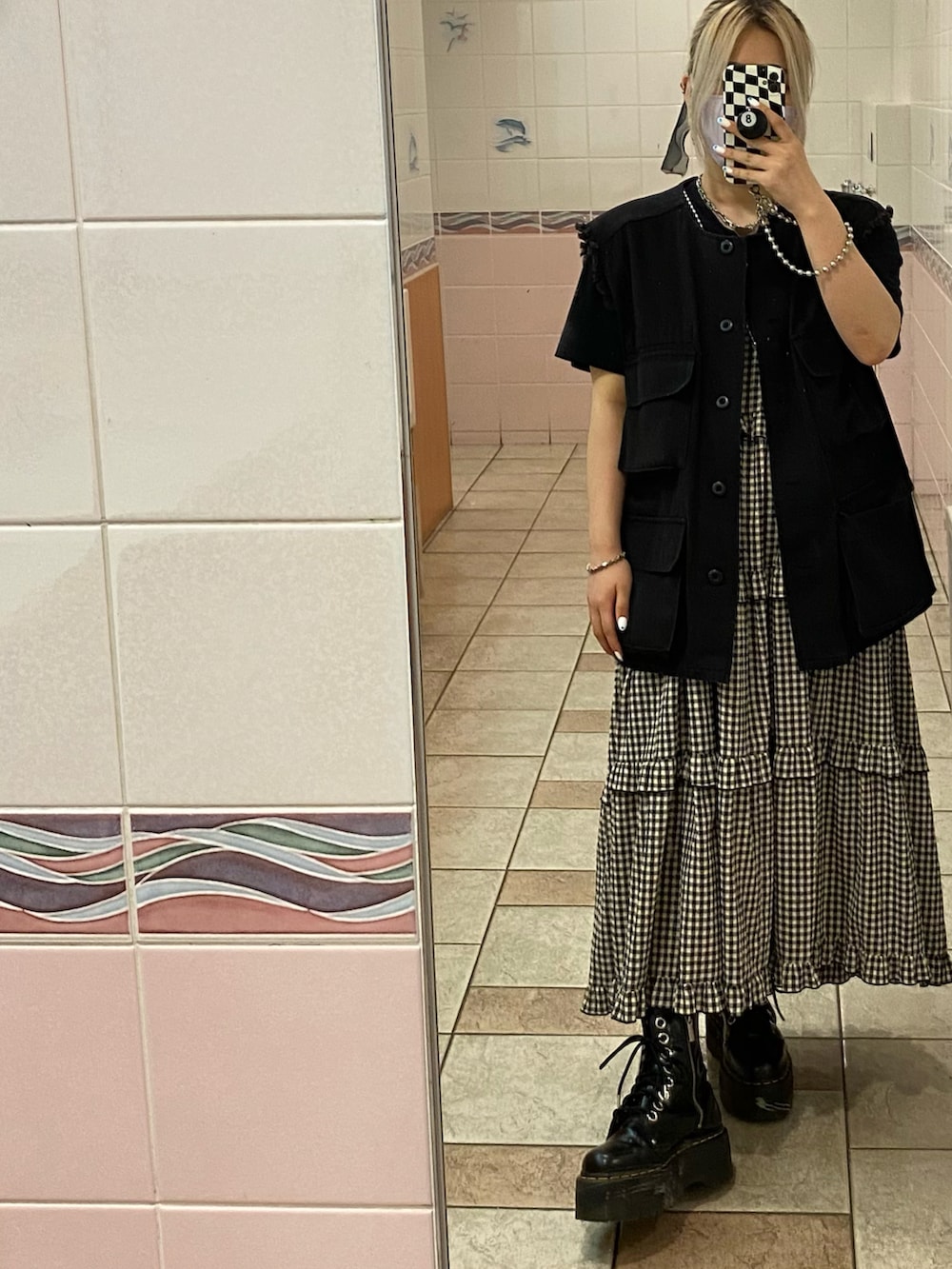 ブラック系のワンピース、ブラック系のブーツを着用したレディースの秋コーディネートの2枚目の写真