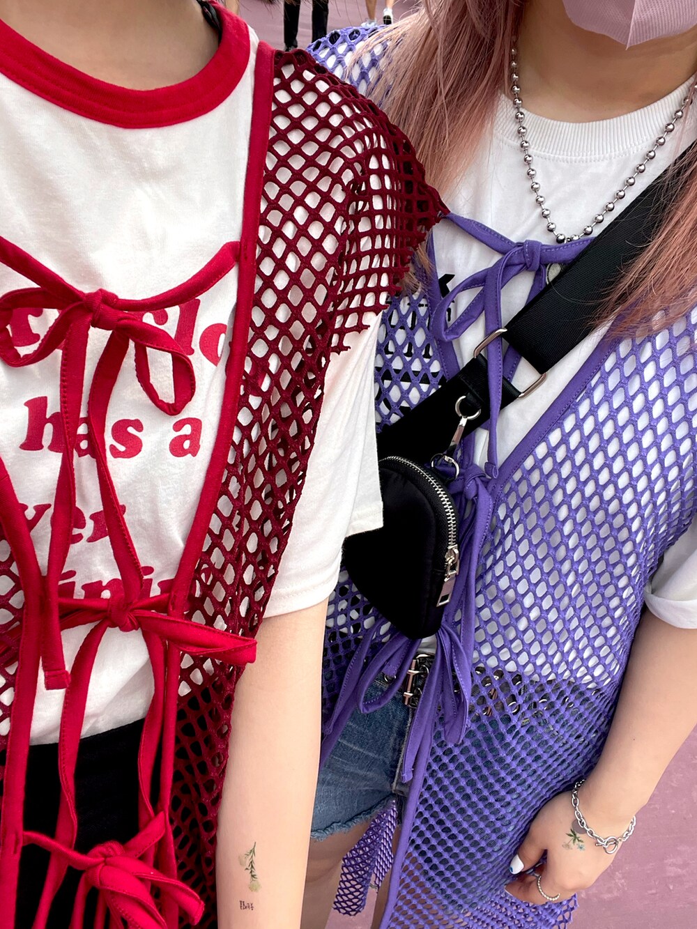 パープル系のワンピース/ドレス、ホワイト系のTシャツ/カットソー、ブラック系のブーツを着用したレディースの夏コーディネートの3枚目の写真