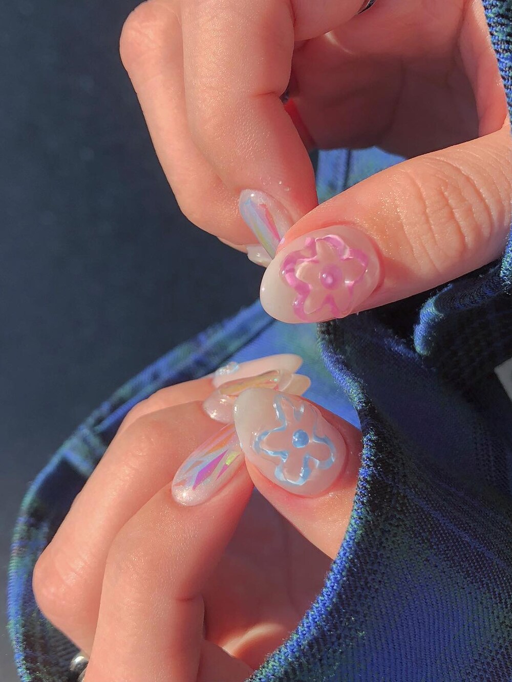 その他のシャツ/ブラウス、ブラック系のスウェット、ブラック系のブーツを着用したレディースの秋コーディネートの3枚目の写真