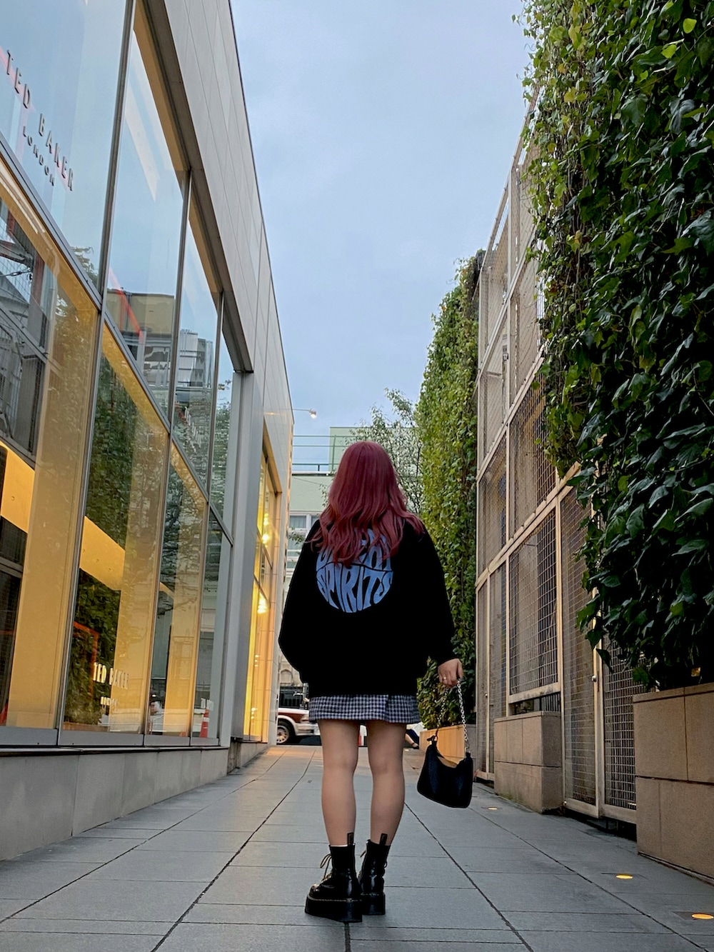 ブラック系のスウェット、その他のワンピース、ブラック系のショルダーバッグを着用したレディースの秋コーディネートの2枚目の写真