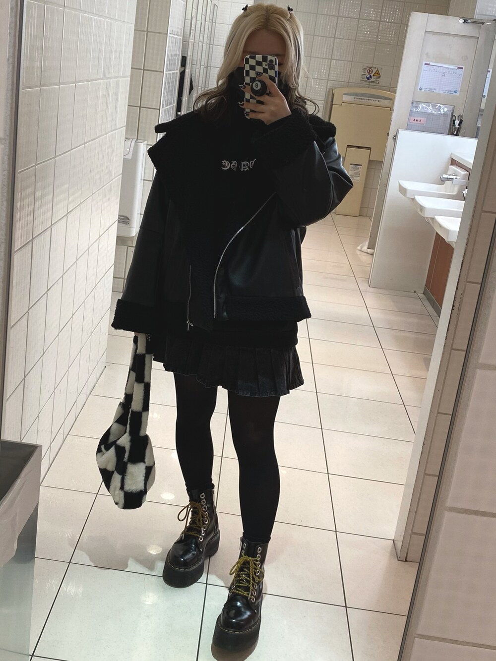 ブラック系のジャケット/アウター、ブラック系のパーカー、グレー系のデニムスカートを着用したレディースの春コーディネートの2枚目の写真