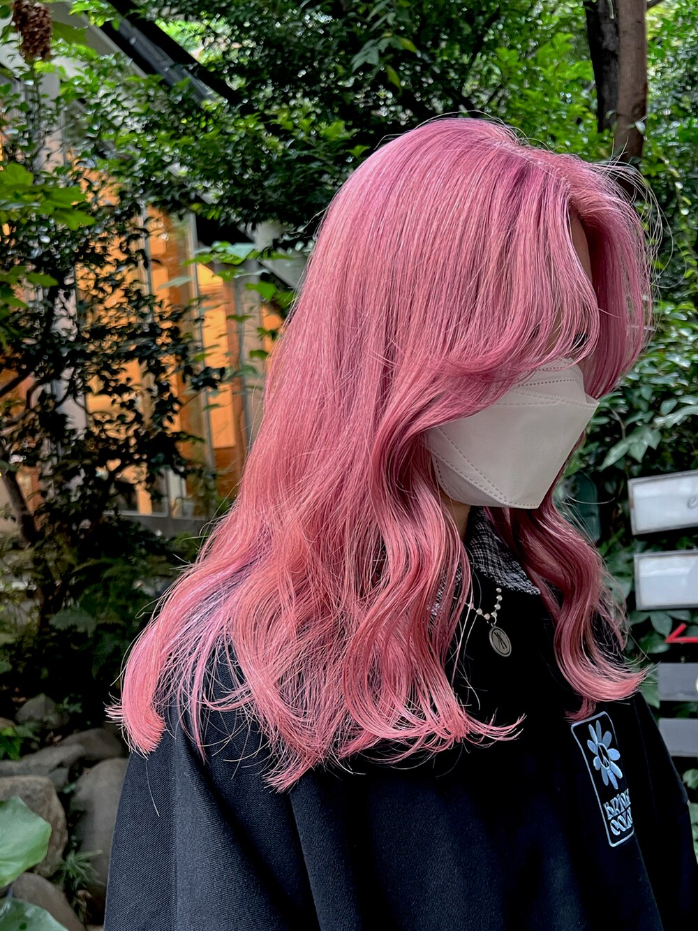 ブラック系のスウェット、その他のワンピース、ブラック系のショルダーバッグを着用したレディースの秋コーディネートの3枚目の写真