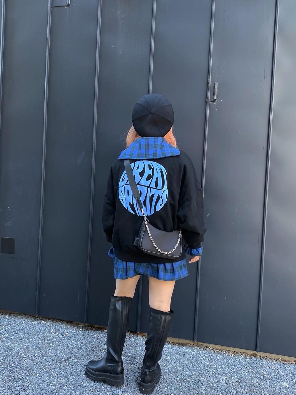 その他のシャツ/ブラウス、ブラック系のスウェット、ブラック系のブーツを着用したレディースの秋コーディネートの2枚目の写真