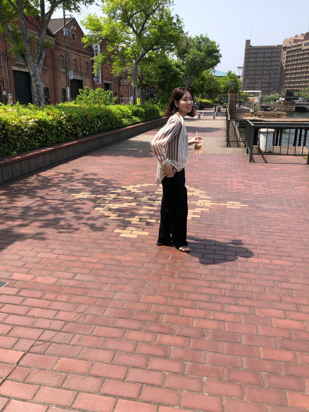 ブラック系のパンツ、ブラック系のサンダル、ブラック系のTシャツ/カットソーを着用したレディースの秋コーディネートの3枚目の写真