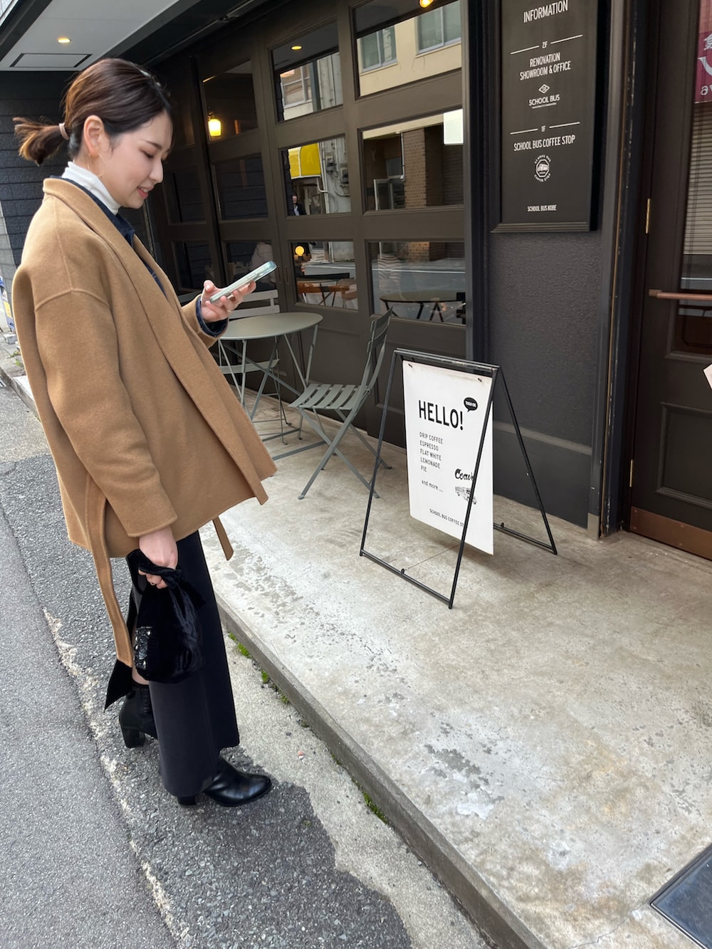 ブラウン系のジャケット/アウター、ブルー系のデニムジャケット、ホワイト系のカーディガン/ボレロを着用したレディースの冬コーディネートの2枚目の写真