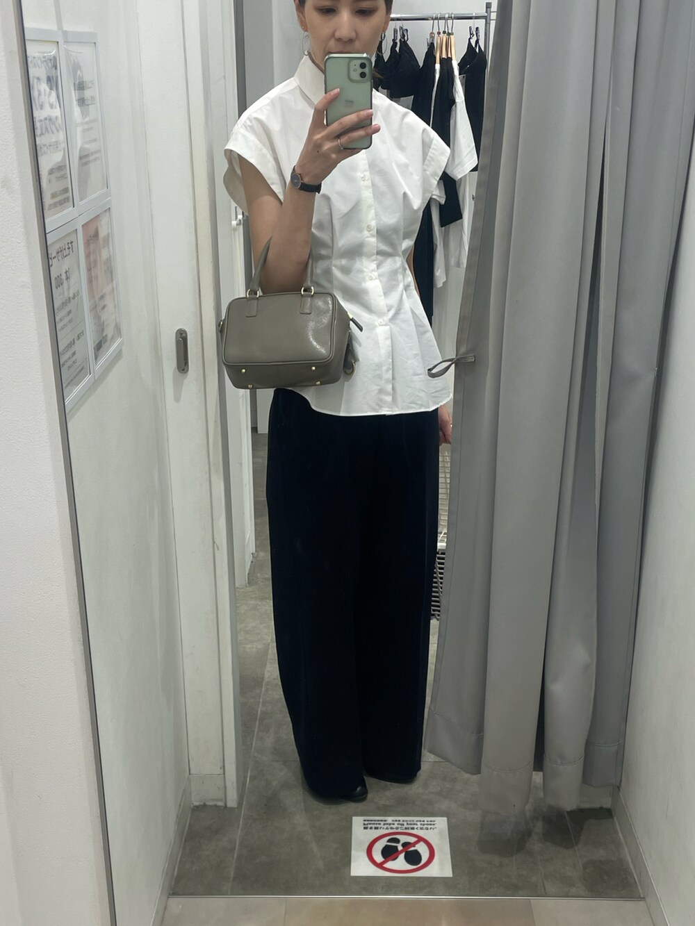 ホワイト系のシャツ/ブラウス、ブルー系のパンツ、ブラック系のブーツを着用したレディースの秋コーディネートの2枚目の写真