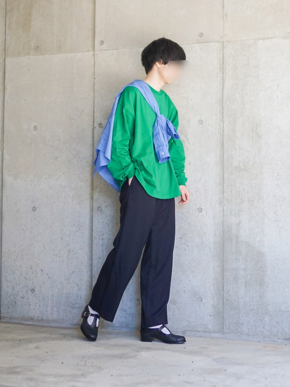 その他のTシャツ/カットソー、ブルー系のシャツ/ブラウス、ブルー系のスラックスを着用したメンズの春コーディネートの2枚目の写真