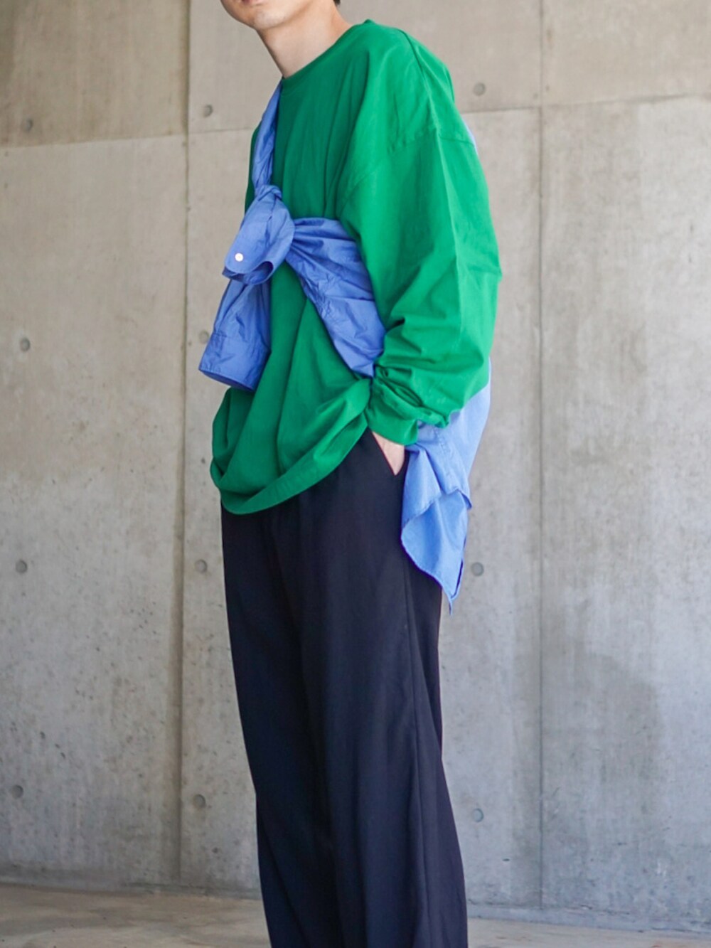 その他のTシャツ/カットソー、ブルー系のシャツ/ブラウス、ブルー系のスラックスを着用したメンズの春コーディネートの3枚目の写真