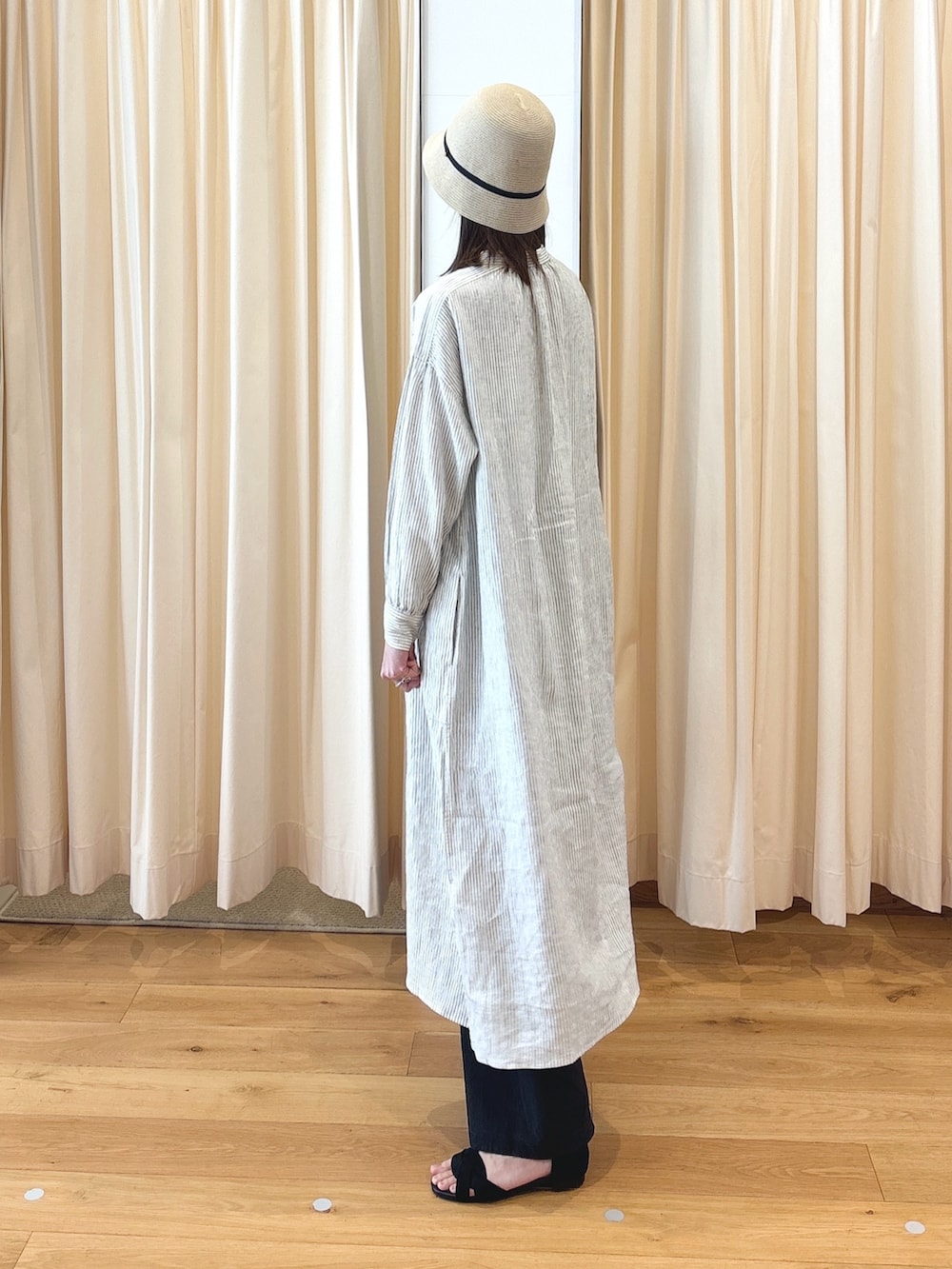 ブルー系のハンドバッグ、その他のワンピース、ブルー系のカーディガン/ボレロを着用したレディースの春コーディネートの5枚目の写真