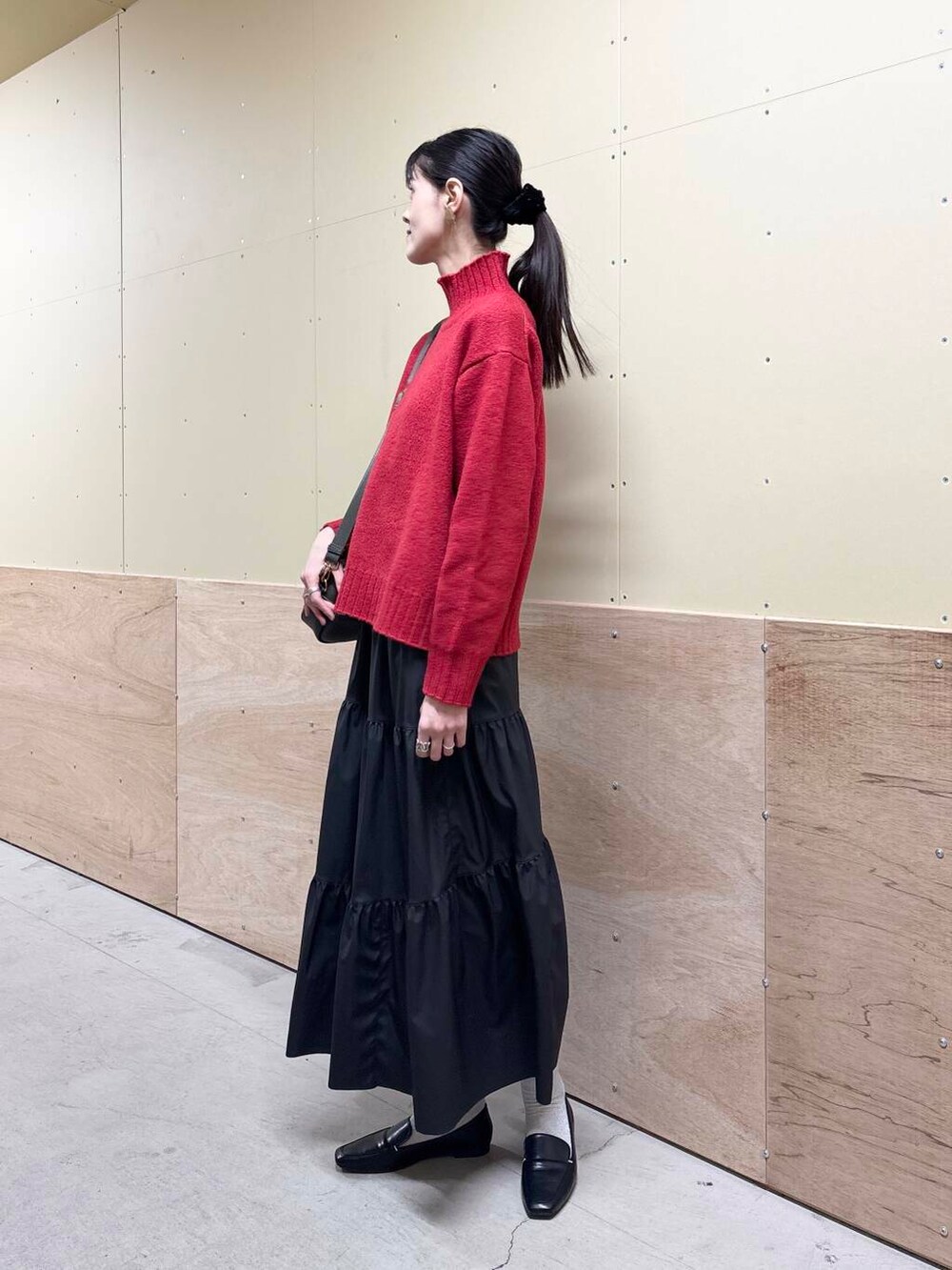 ブラック系のローファー、グリーン系のショルダーバッグ、ブラック系のブルゾンを着用したレディースの冬コーディネートの5枚目の写真