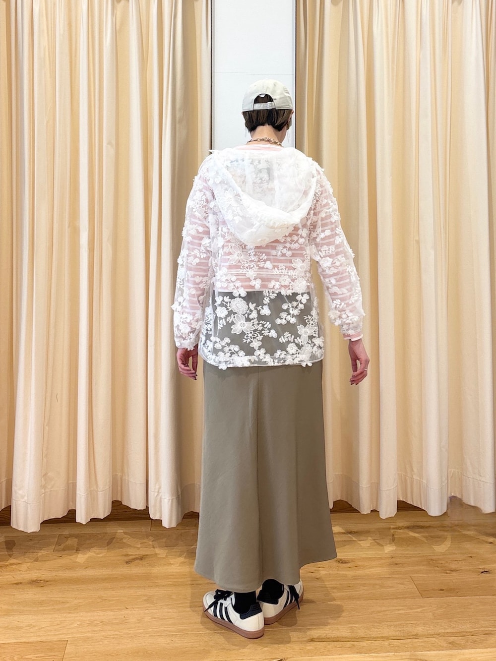 ベージュ系のスニーカー、ホワイト系のパーカー、ピンク系のTシャツ/カットソーを着用したレディースの春コーディネートの3枚目の写真