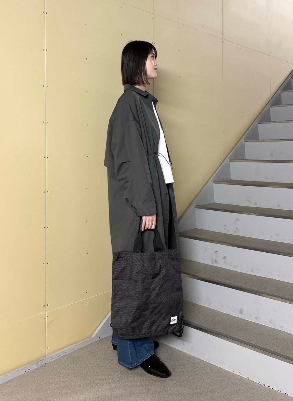 「大人カジュアル、ママコーデ、パンツスタイル、doors、170cm、高身長、高身長コーデ、キレイめカジュアル、ここでしか手に入らない別注アイテム、高身長おススメアウター、ナチュラル×ブルベ冬、春アウターコーデ、ナチュラル×カジュアル、ナチュラル×高身長、私の推しデニムスタイル」｜「RODE SKOの『MADE IN JAPAN』スクエアトゥプチメタルローファー（ローファー、ブラック系）」を使った、murayamaさん（レディース・170cm）の春コーディネートの3枚目の写真