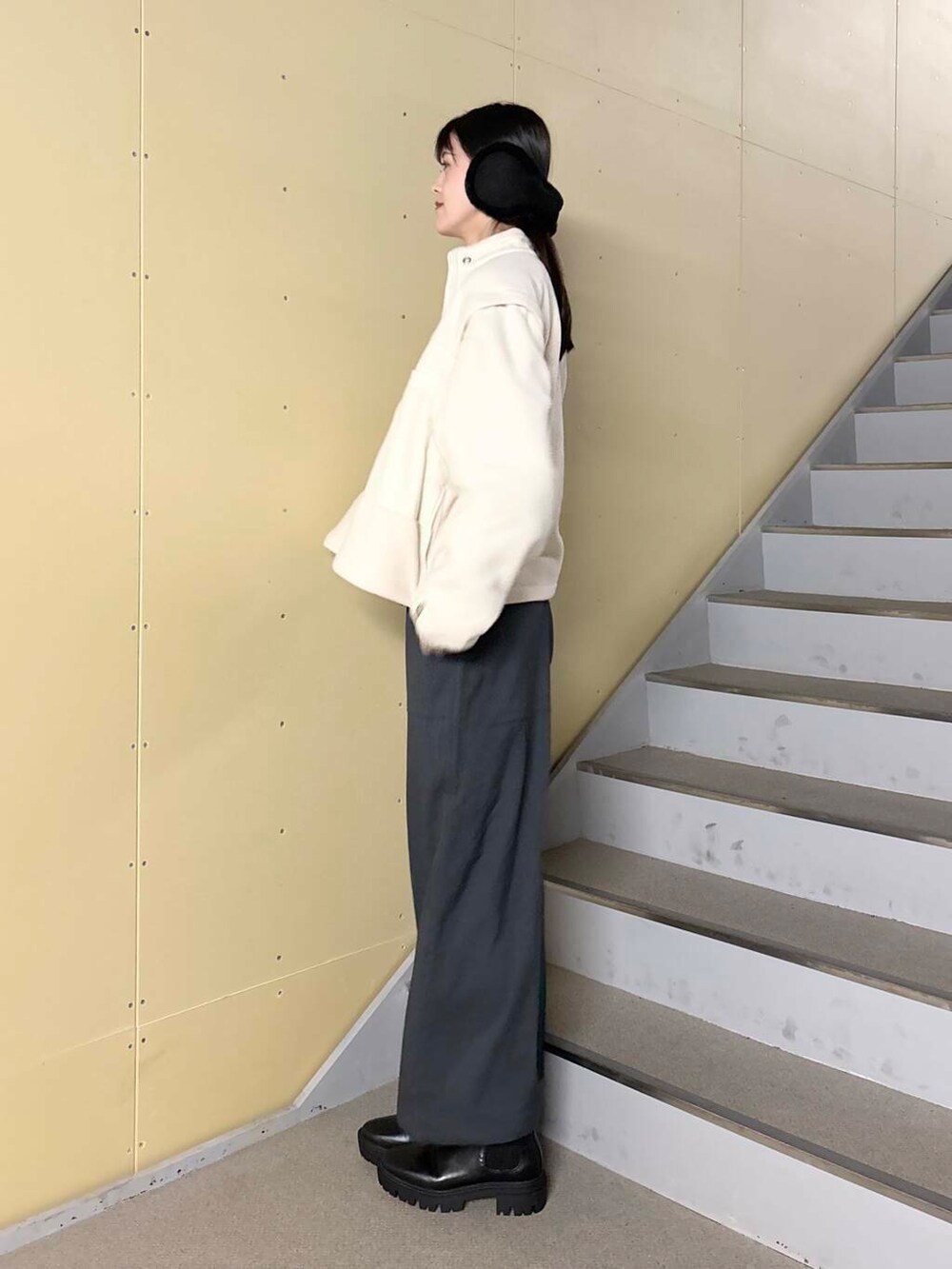 ブラック系のブーツ、ホワイト系のブルゾン、ベージュ系のニット/セーターを着用したレディースの冬コーディネートの3枚目の写真