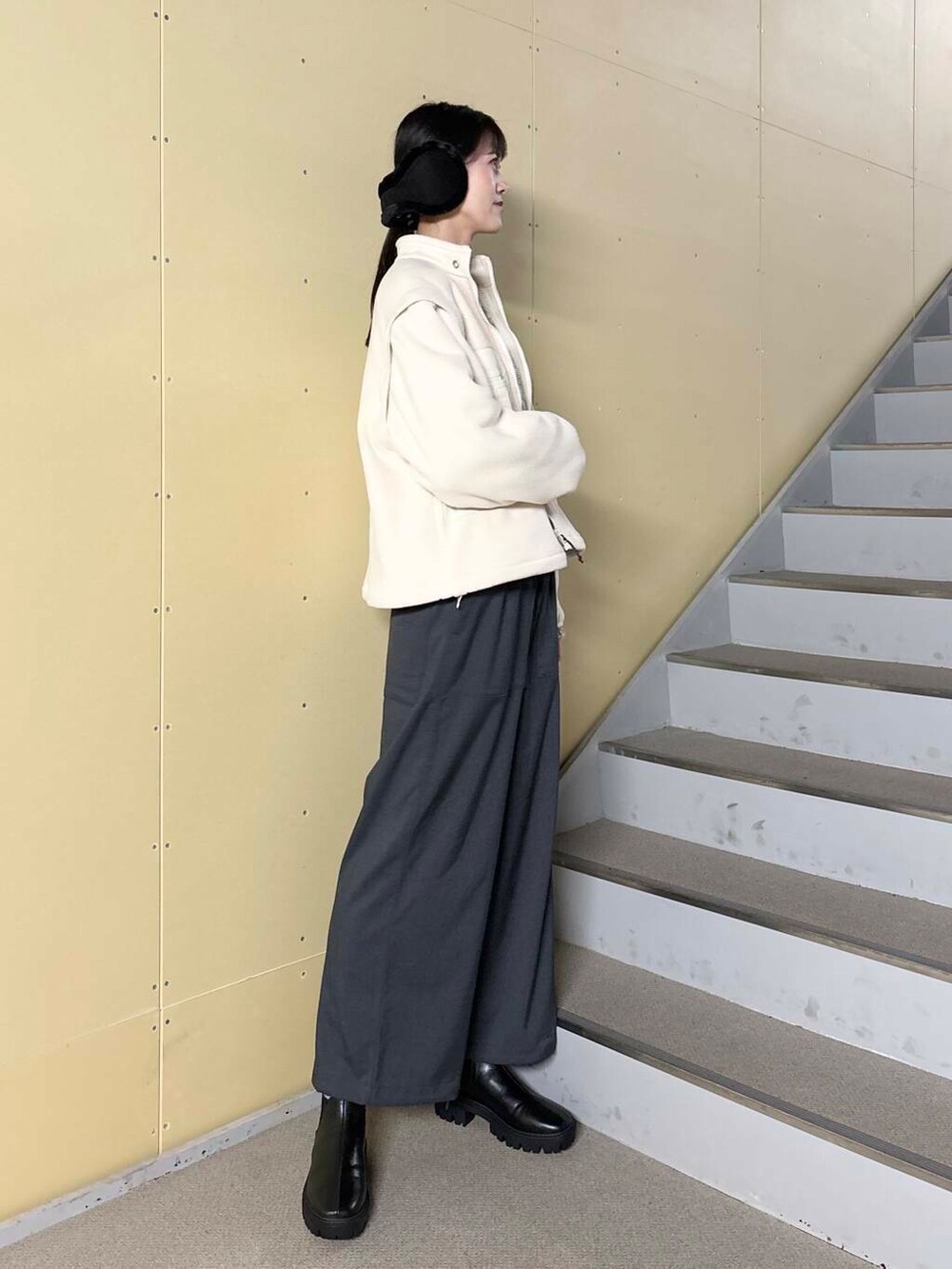 ブラック系のブーツ、ホワイト系のブルゾン、ベージュ系のニット/セーターを着用したレディースの冬コーディネートの4枚目の写真