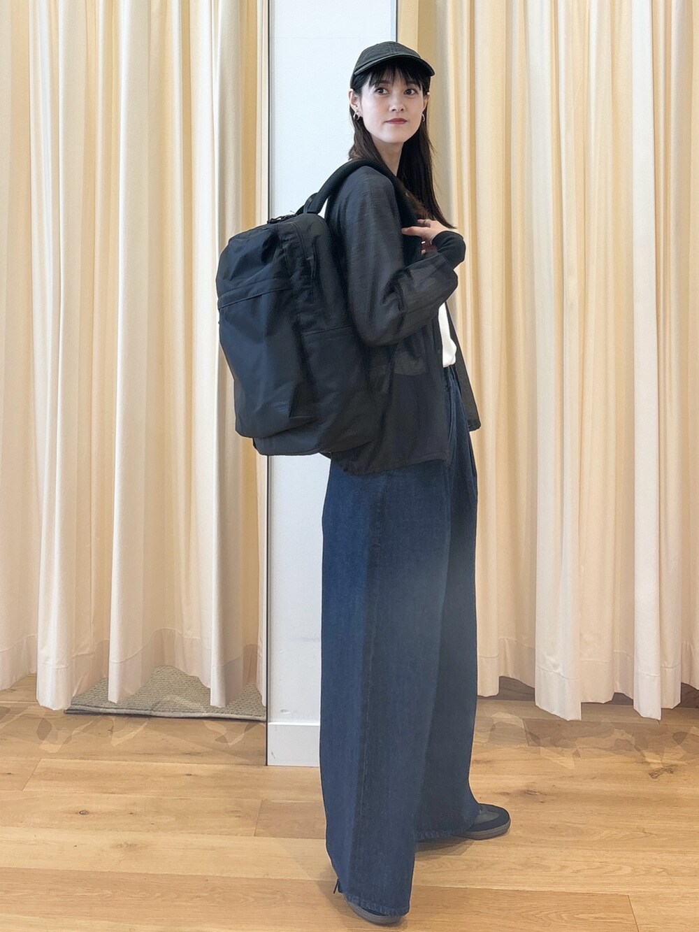 「EKALのシアーブラウスカーディガン（カーディガン/ボレロ、ブラック系）」を使った、murayamaさん（レディース・170cm）の秋コーディネートの2枚目の写真