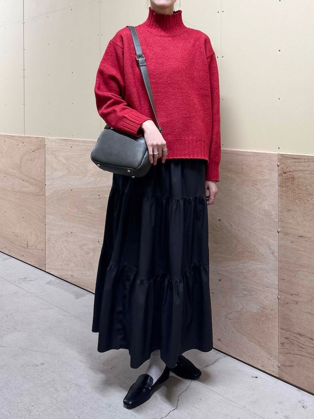 ブラック系のローファー、グリーン系のショルダーバッグ、ブラック系のブルゾンを着用したレディースの冬コーディネートの6枚目の写真