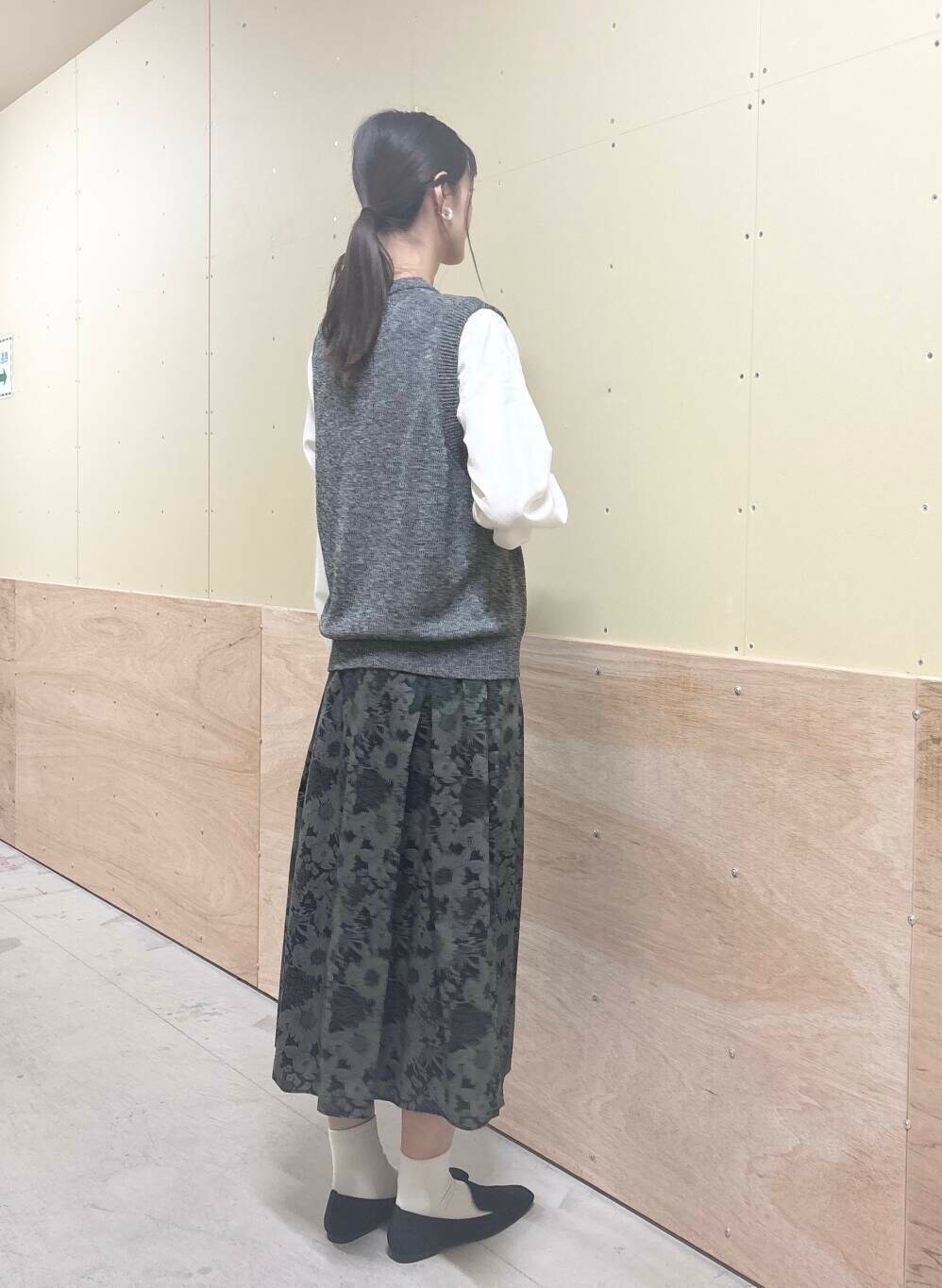 ベージュ系のショルダーバッグ、ブラック系のスカート、ブラック系のローファーを着用したレディースの秋コーディネートの3枚目の写真