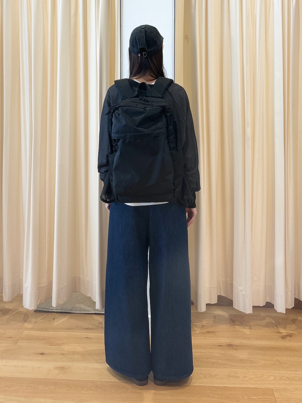 「EKALのシアーブラウスカーディガン（カーディガン/ボレロ、ブラック系）」を使った、murayamaさん（レディース・170cm）の秋コーディネートの4枚目の写真
