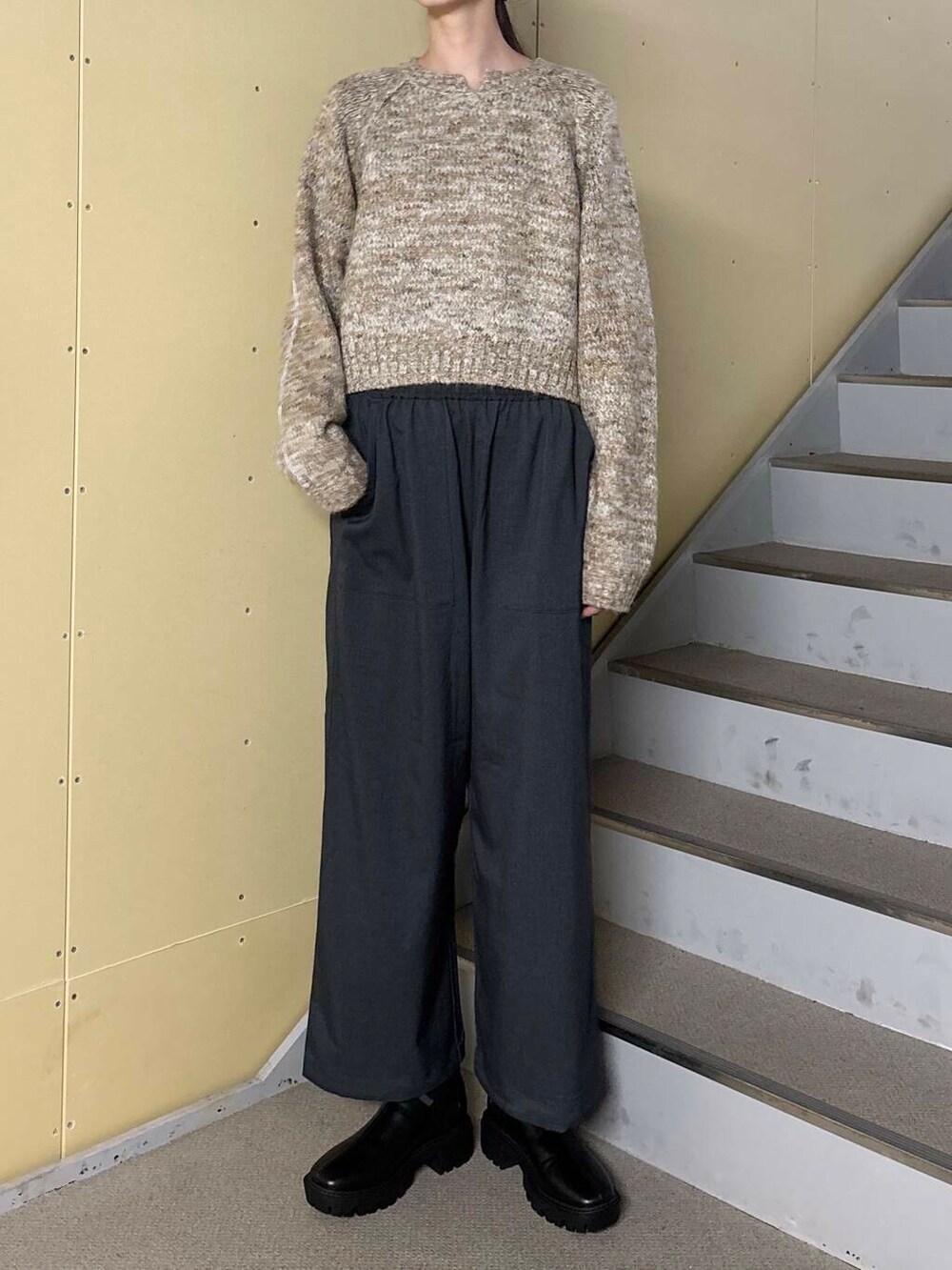 ブラック系のブーツ、ホワイト系のブルゾン、ベージュ系のニット/セーターを着用したレディースの冬コーディネートの7枚目の写真