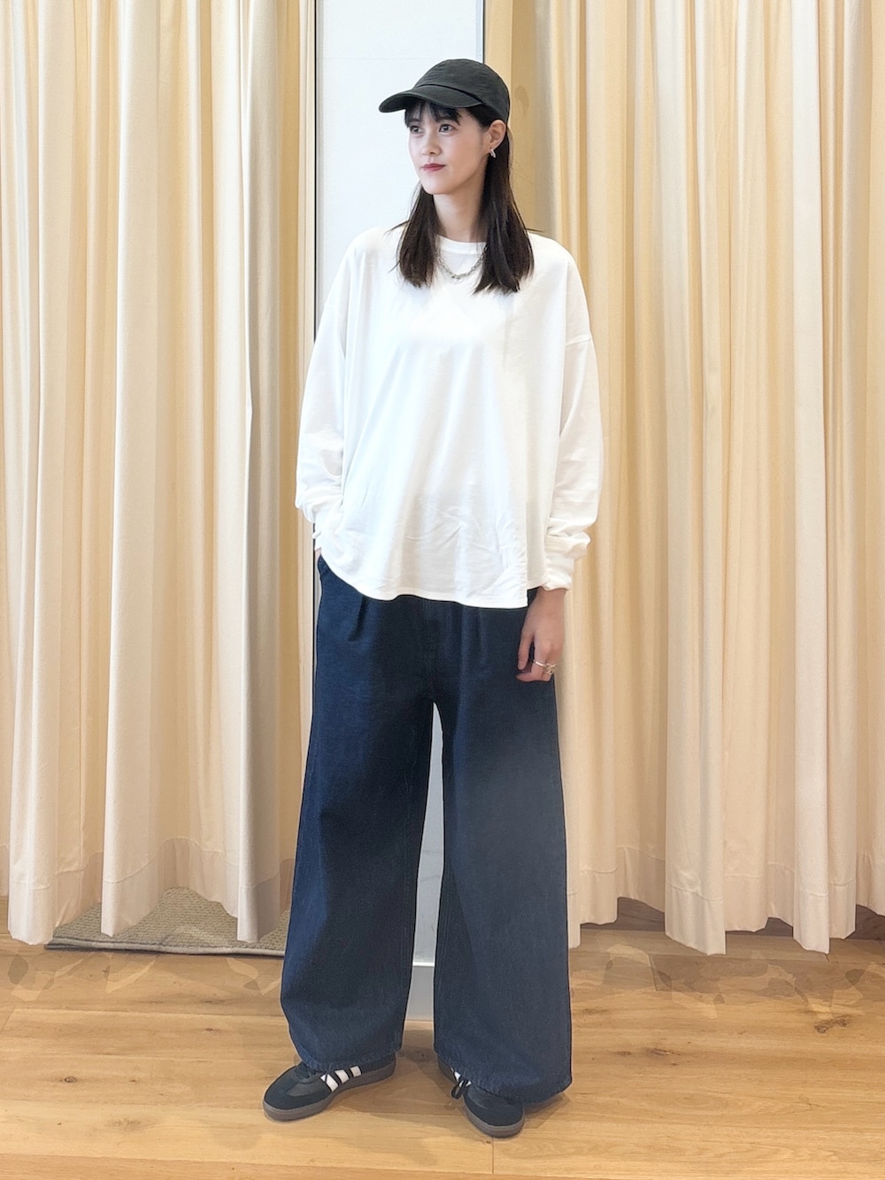 「EKALのシアーブラウスカーディガン（カーディガン/ボレロ、ブラック系）」を使った、murayamaさん（レディース・170cm）の秋コーディネートの6枚目の写真
