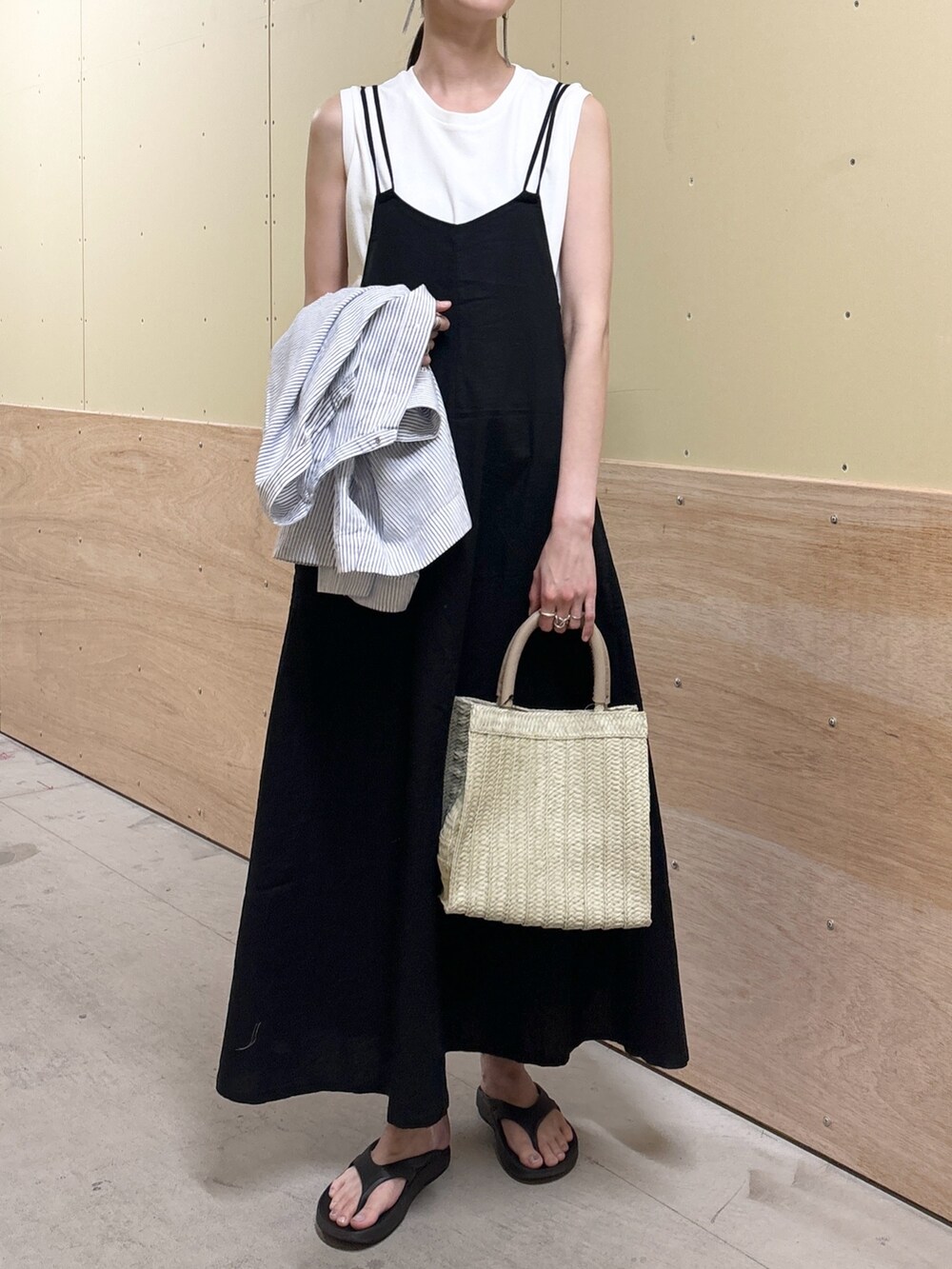 ブラック系のワンピース、ホワイト系のTシャツ/カットソー、ブルー系のシャツ/ブラウスを着用したレディースの春コーディネートの5枚目の写真