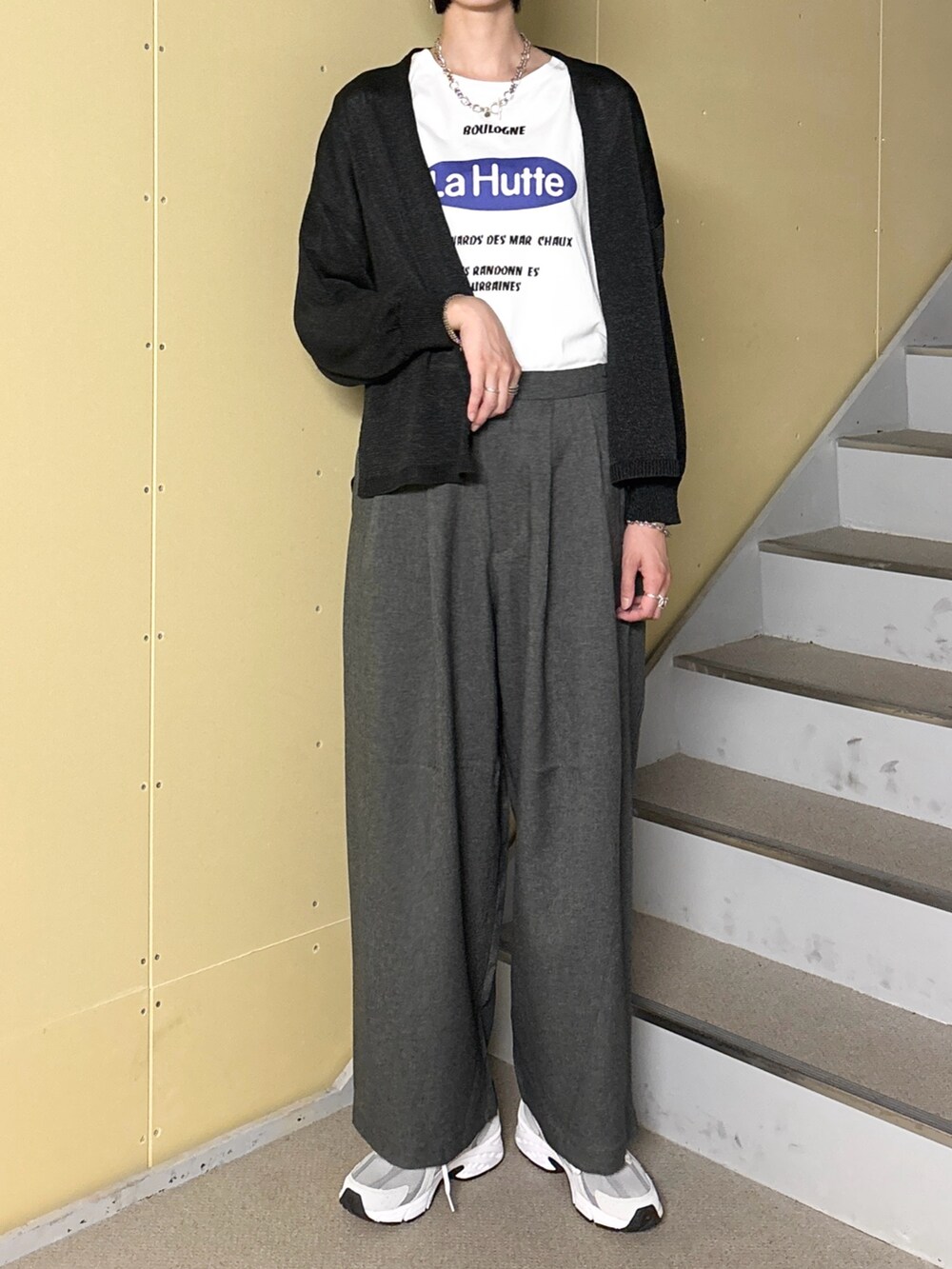 ブラック系のカーディガン/ボレロ、ホワイト系のTシャツ/カットソー、グレー系のスニーカーを着用したレディースの秋コーディネートの4枚目の写真