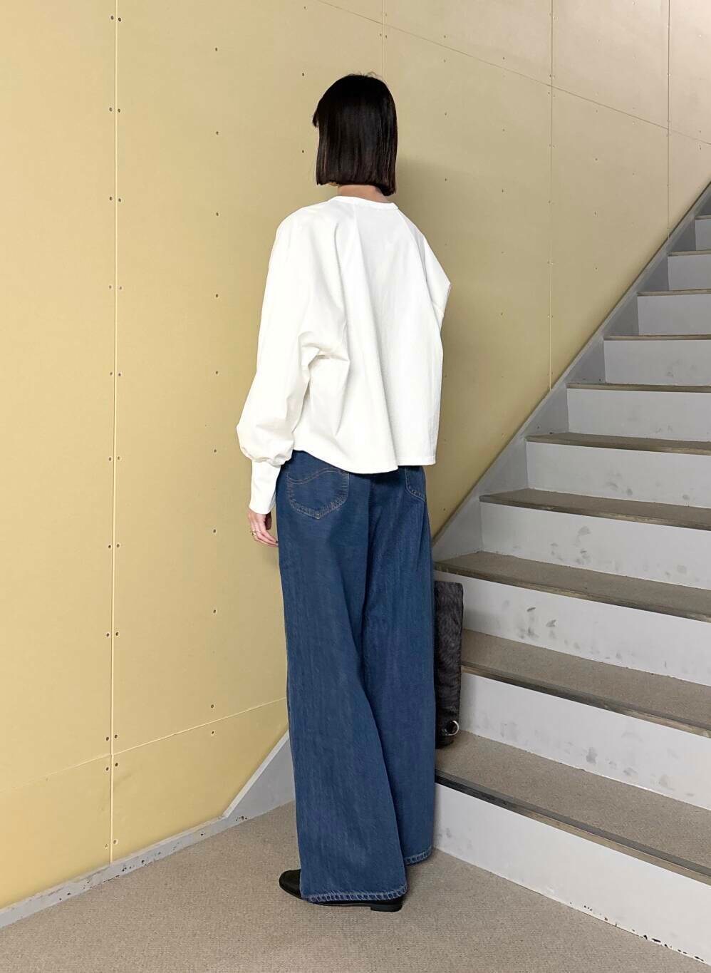 「大人カジュアル、ママコーデ、パンツスタイル、doors、170cm、高身長、高身長コーデ、キレイめカジュアル、ここでしか手に入らない別注アイテム、高身長おススメアウター、ナチュラル×ブルベ冬、春アウターコーデ、ナチュラル×カジュアル、ナチュラル×高身長、私の推しデニムスタイル」｜「RODE SKOの『MADE IN JAPAN』スクエアトゥプチメタルローファー（ローファー、ブラック系）」を使った、murayamaさん（レディース・170cm）の春コーディネートの9枚目の写真