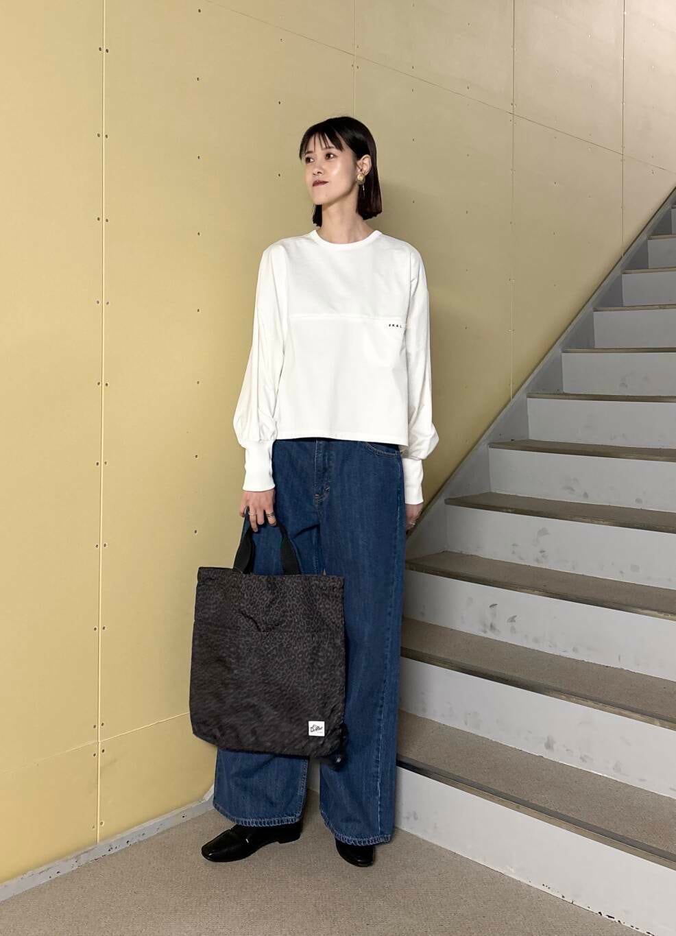 「大人カジュアル、ママコーデ、パンツスタイル、doors、170cm、高身長、高身長コーデ、キレイめカジュアル、ここでしか手に入らない別注アイテム、高身長おススメアウター、ナチュラル×ブルベ冬、春アウターコーデ、ナチュラル×カジュアル、ナチュラル×高身長、私の推しデニムスタイル」｜「RODE SKOの『MADE IN JAPAN』スクエアトゥプチメタルローファー（ローファー、ブラック系）」を使った、murayamaさん（レディース・170cm）の春コーディネートの7枚目の写真