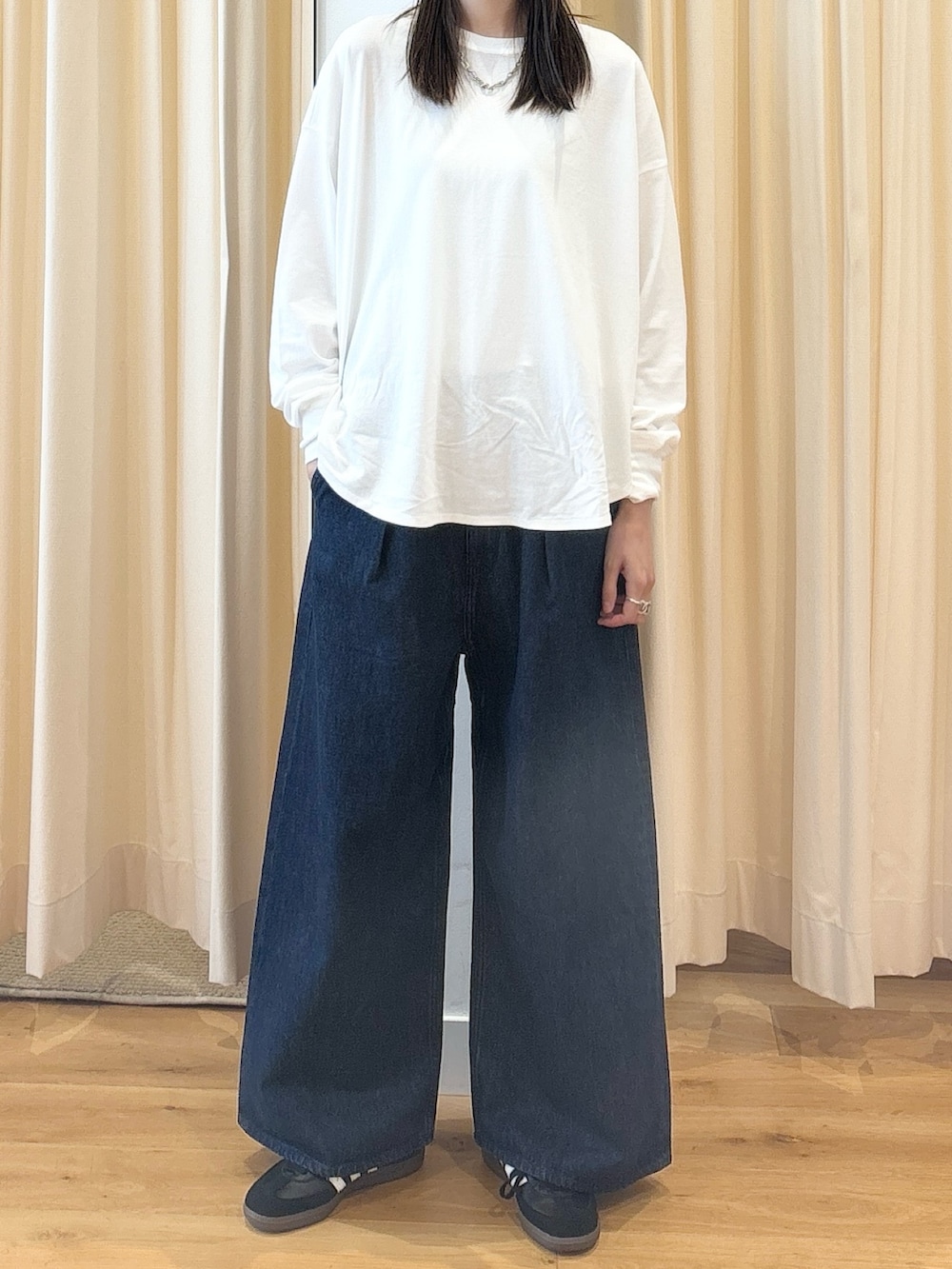 「EKALのシアーブラウスカーディガン（カーディガン/ボレロ、ブラック系）」を使った、murayamaさん（レディース・170cm）の秋コーディネートの8枚目の写真