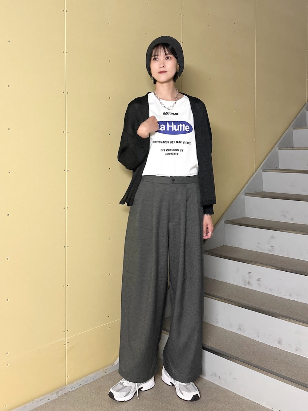 ブラック系のカーディガン/ボレロ、ホワイト系のTシャツ/カットソー、グレー系のスニーカーを着用したレディースの秋コーディネートの2枚目の写真