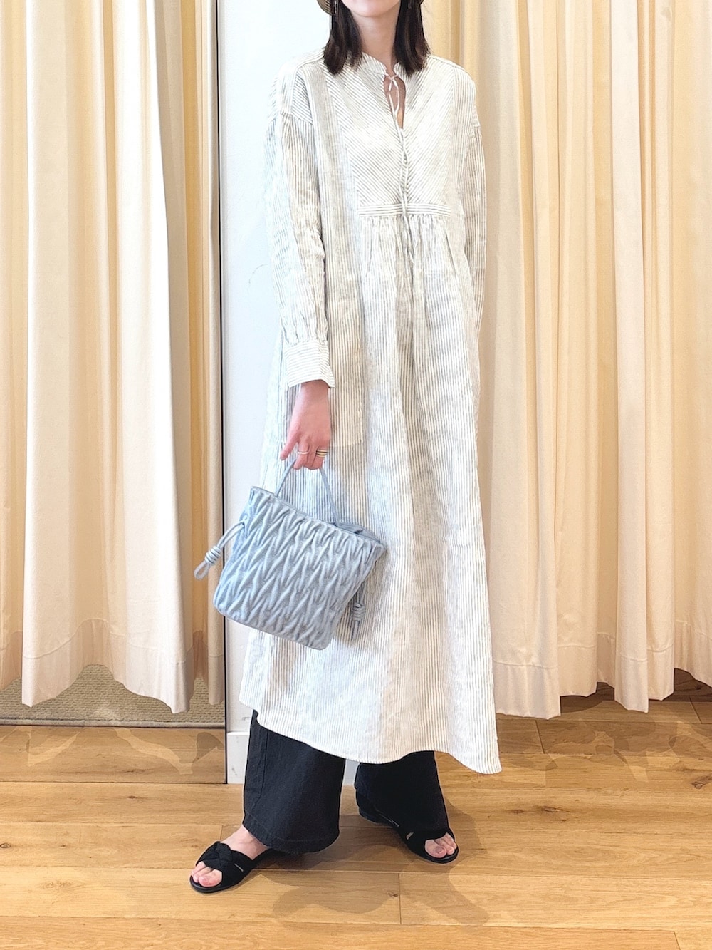 ブルー系のハンドバッグ、その他のワンピース、ブルー系のカーディガン/ボレロを着用したレディースの春コーディネートの6枚目の写真