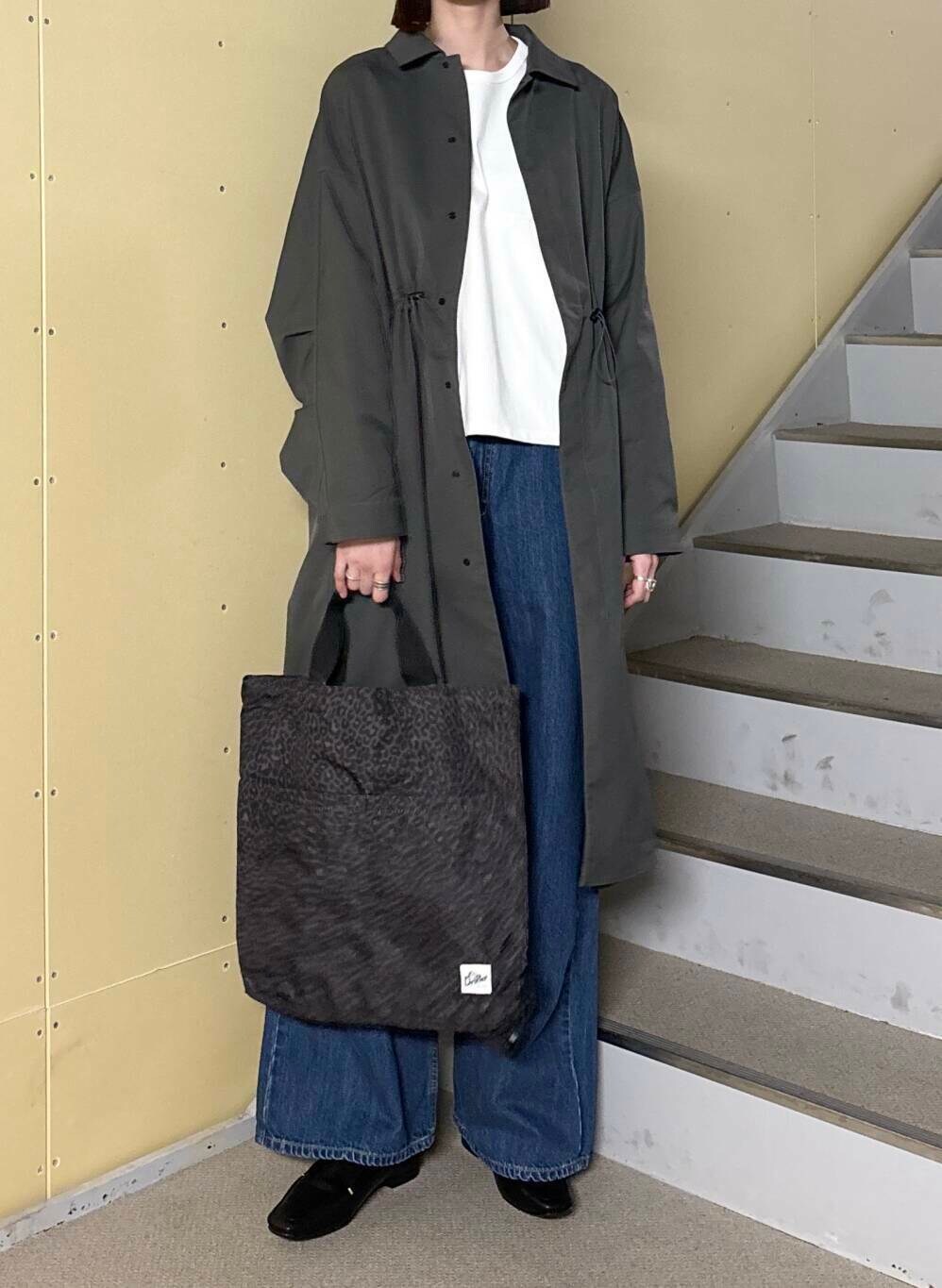 「大人カジュアル、ママコーデ、パンツスタイル、doors、170cm、高身長、高身長コーデ、キレイめカジュアル、ここでしか手に入らない別注アイテム、高身長おススメアウター、ナチュラル×ブルベ冬、春アウターコーデ、ナチュラル×カジュアル、ナチュラル×高身長、私の推しデニムスタイル」｜「RODE SKOの『MADE IN JAPAN』スクエアトゥプチメタルローファー（ローファー、ブラック系）」を使った、murayamaさん（レディース・170cm）の春コーディネートの6枚目の写真