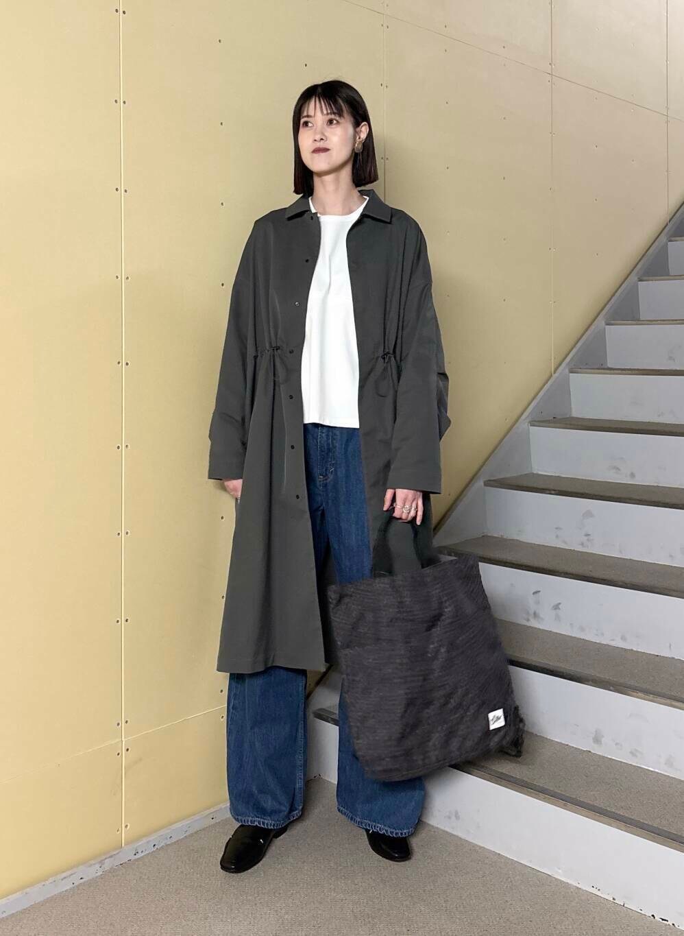 「大人カジュアル、ママコーデ、パンツスタイル、doors、170cm、高身長、高身長コーデ、キレイめカジュアル、ここでしか手に入らない別注アイテム、高身長おススメアウター、ナチュラル×ブルベ冬、春アウターコーデ、ナチュラル×カジュアル、ナチュラル×高身長、私の推しデニムスタイル」｜「RODE SKOの『MADE IN JAPAN』スクエアトゥプチメタルローファー（ローファー、ブラック系）」を使った、murayamaさん（レディース・170cm）の春コーディネートの2枚目の写真
