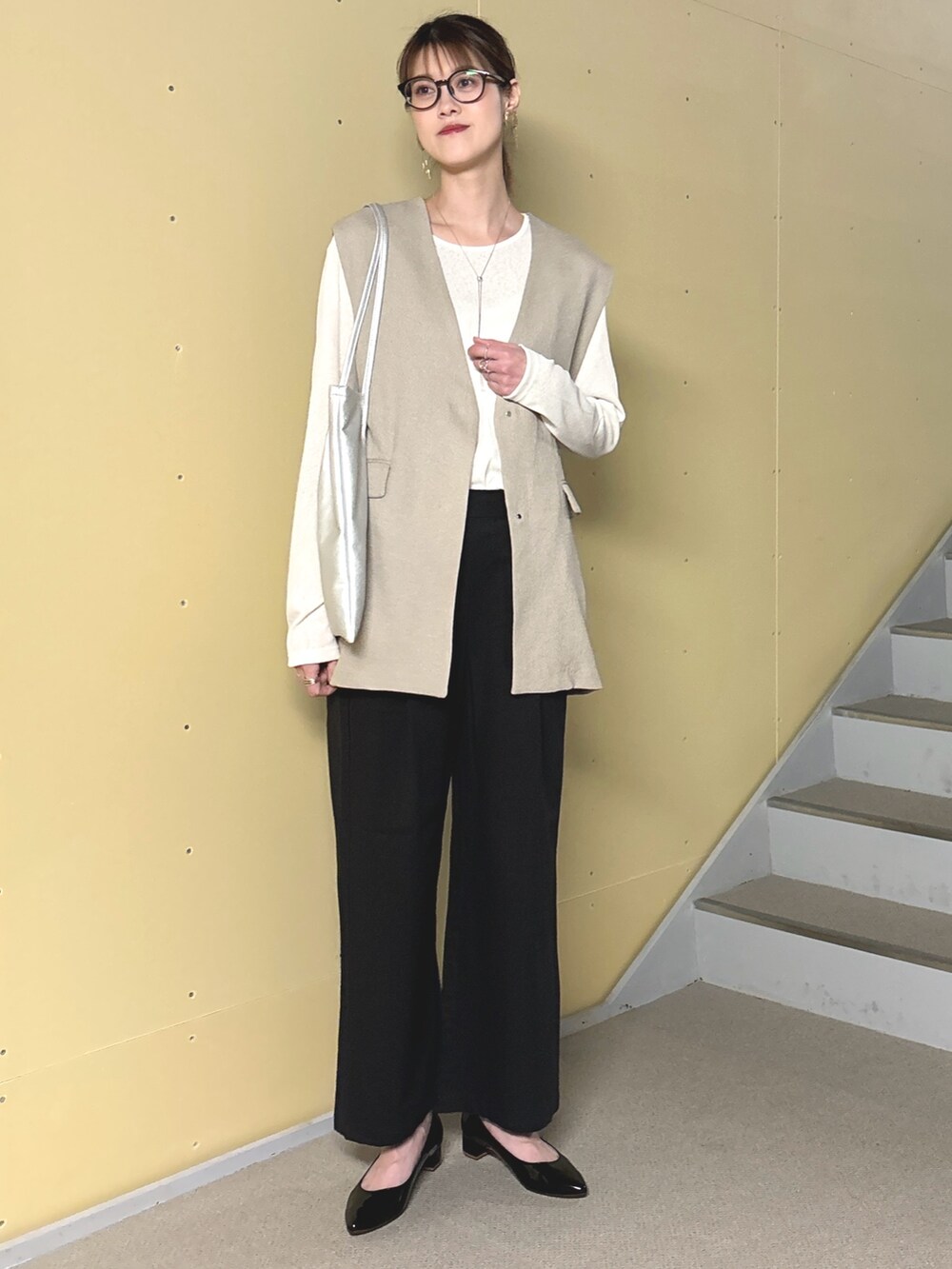 ブラック系のパンプス、シルバー系のトートバッグ、ホワイト系のTシャツ/カットソーを着用したレディースの春コーディネートの5枚目の写真