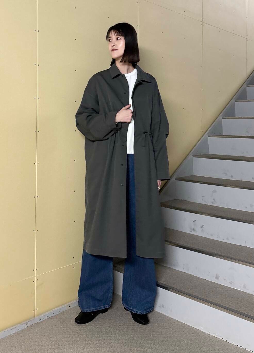 「大人カジュアル、ママコーデ、パンツスタイル、doors、170cm、高身長、高身長コーデ、キレイめカジュアル、ここでしか手に入らない別注アイテム、高身長おススメアウター、ナチュラル×ブルベ冬、春アウターコーデ、ナチュラル×カジュアル、ナチュラル×高身長、私の推しデニムスタイル」｜「RODE SKOの『MADE IN JAPAN』スクエアトゥプチメタルローファー（ローファー、ブラック系）」を使った、murayamaさん（レディース・170cm）の春コーディネートの5枚目の写真
