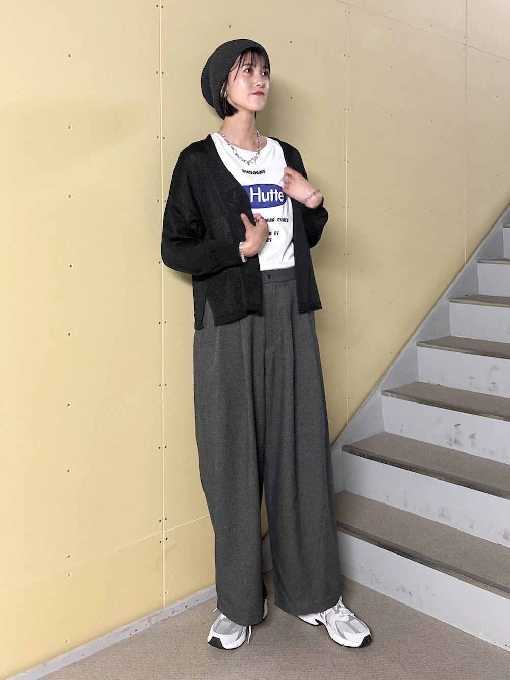 ブラック系のカーディガン/ボレロ、ホワイト系のTシャツ/カットソー、グレー系のスニーカーを着用したレディースの秋コーディネートの3枚目の写真