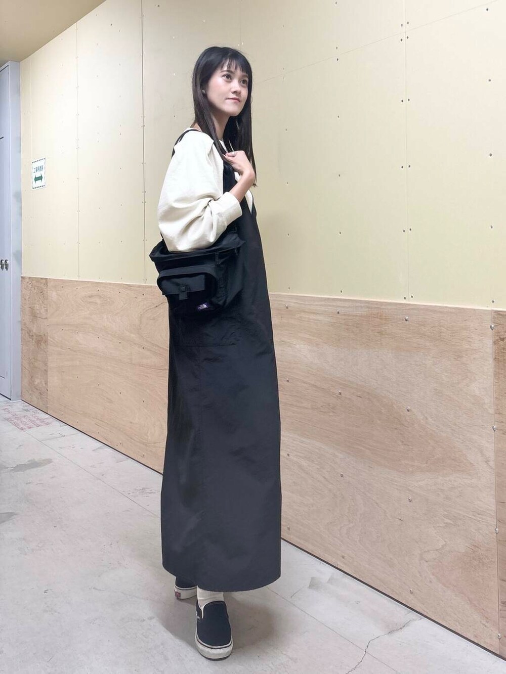 グリーン系のベスト、ブラック系のワンピース、ベージュ系のTシャツ/カットソーを着用したレディースの秋コーディネートの6枚目の写真