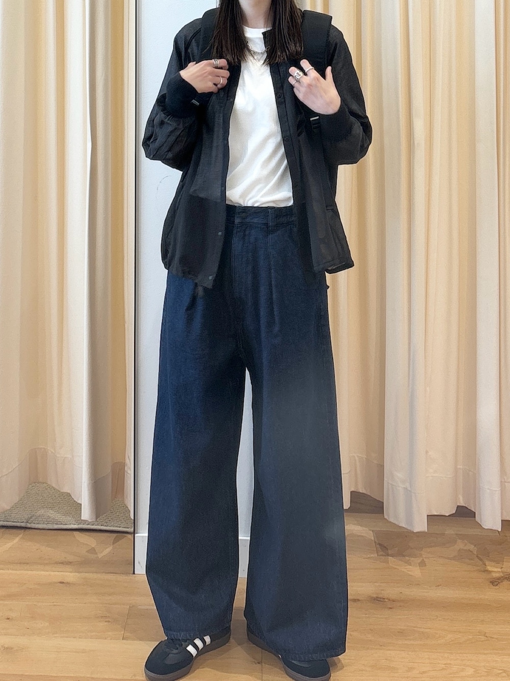 「EKALのシアーブラウスカーディガン（カーディガン/ボレロ、ブラック系）」を使った、murayamaさん（レディース・170cm）の秋コーディネートの5枚目の写真