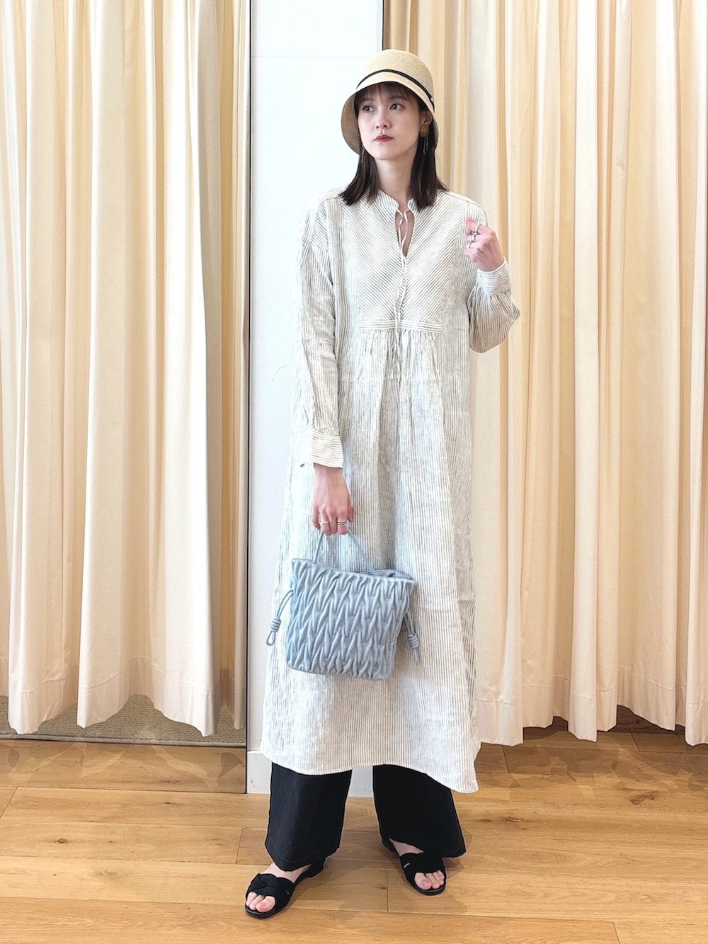 ブルー系のハンドバッグ、その他のワンピース、ブルー系のカーディガン/ボレロを着用したレディースの春コーディネートの3枚目の写真