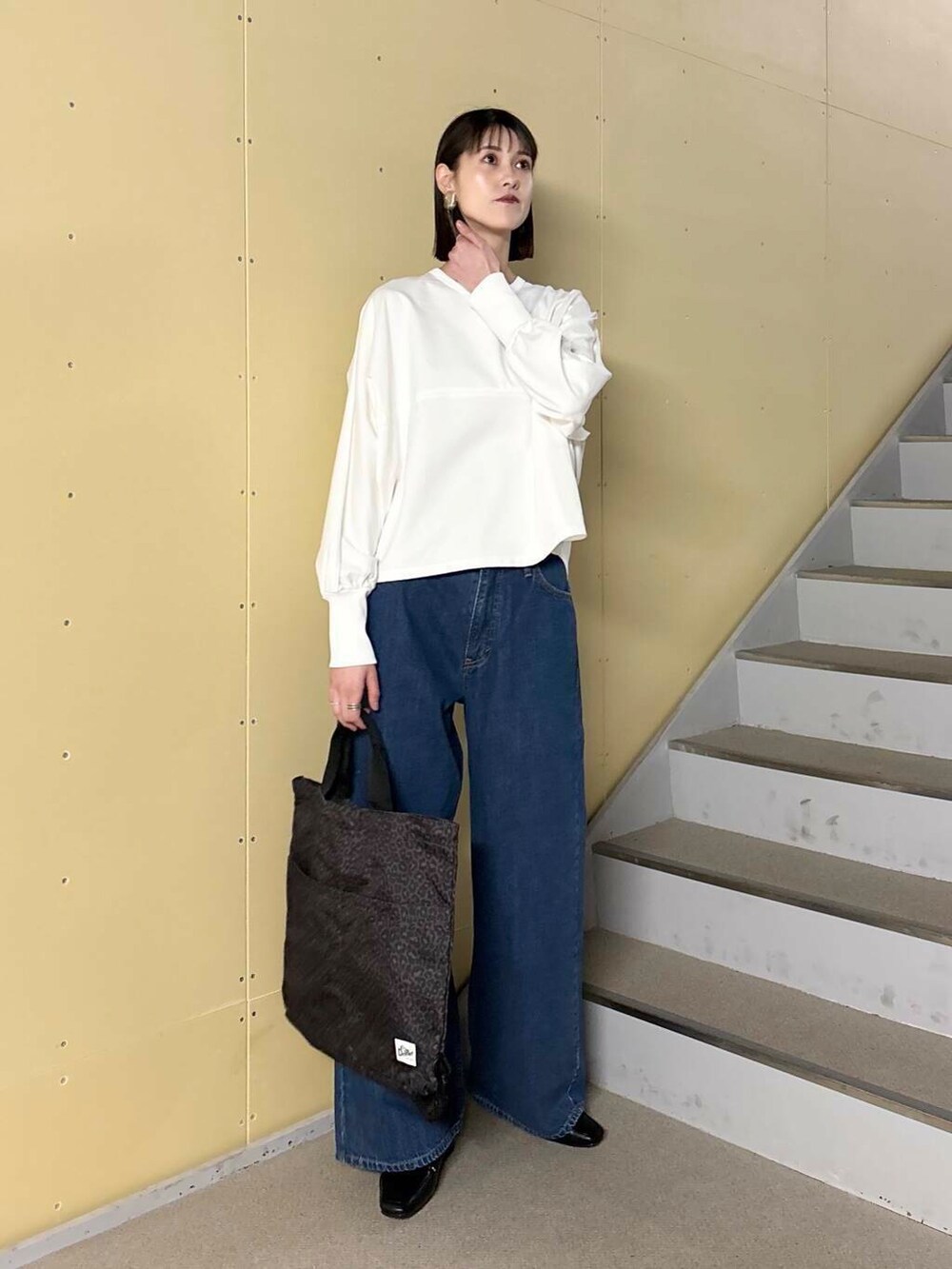 「大人カジュアル、ママコーデ、パンツスタイル、doors、170cm、高身長、高身長コーデ、キレイめカジュアル、ここでしか手に入らない別注アイテム、高身長おススメアウター、ナチュラル×ブルベ冬、春アウターコーデ、ナチュラル×カジュアル、ナチュラル×高身長、私の推しデニムスタイル」｜「RODE SKOの『MADE IN JAPAN』スクエアトゥプチメタルローファー（ローファー、ブラック系）」を使った、murayamaさん（レディース・170cm）の春コーディネートの8枚目の写真