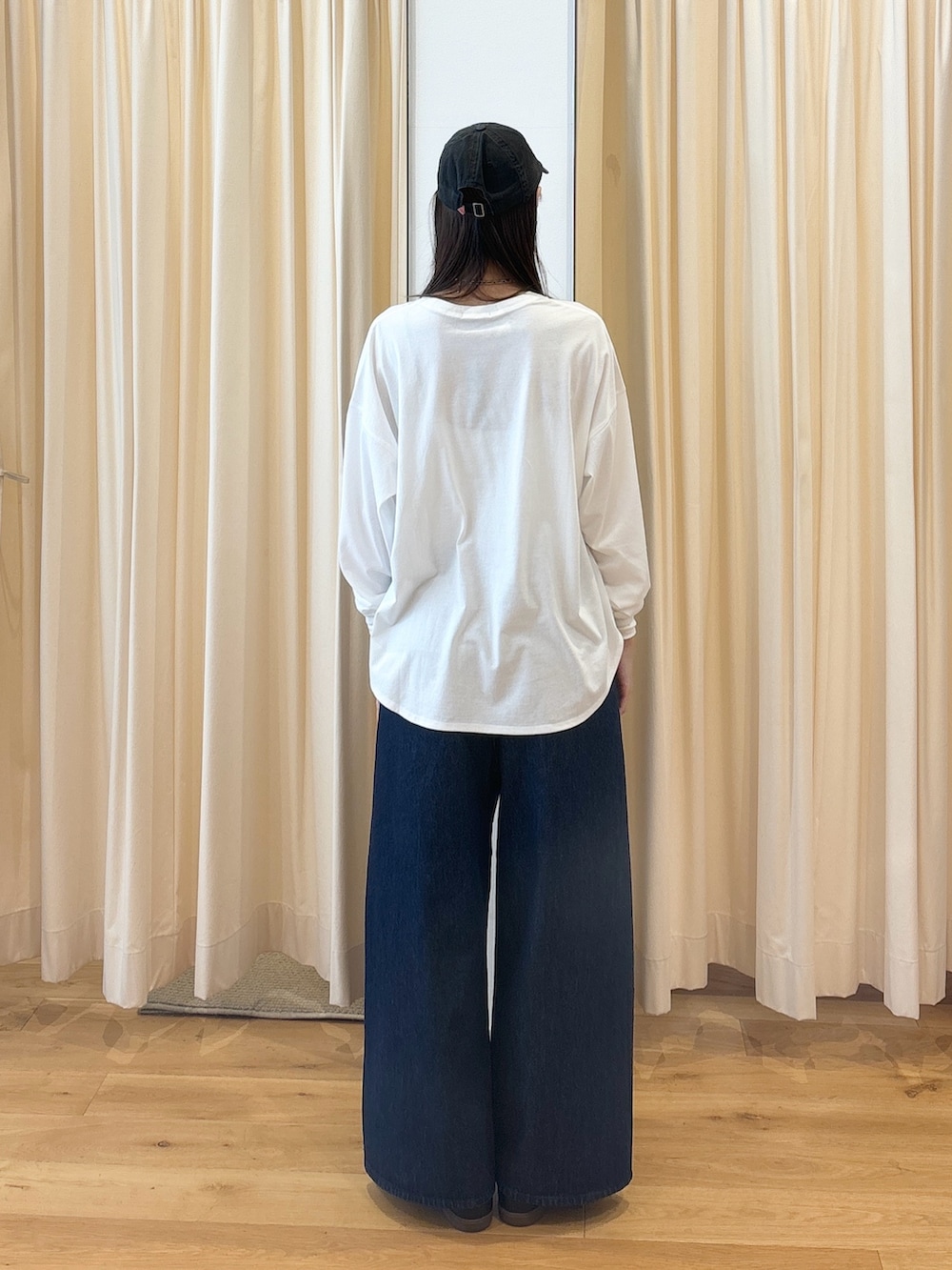 「EKALのシアーブラウスカーディガン（カーディガン/ボレロ、ブラック系）」を使った、murayamaさん（レディース・170cm）の秋コーディネートの7枚目の写真