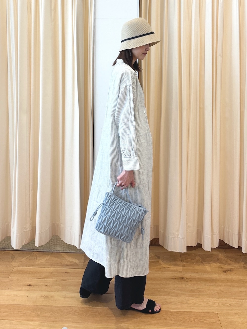 ブルー系のハンドバッグ、その他のワンピース、ブルー系のカーディガン/ボレロを着用したレディースの春コーディネートの4枚目の写真